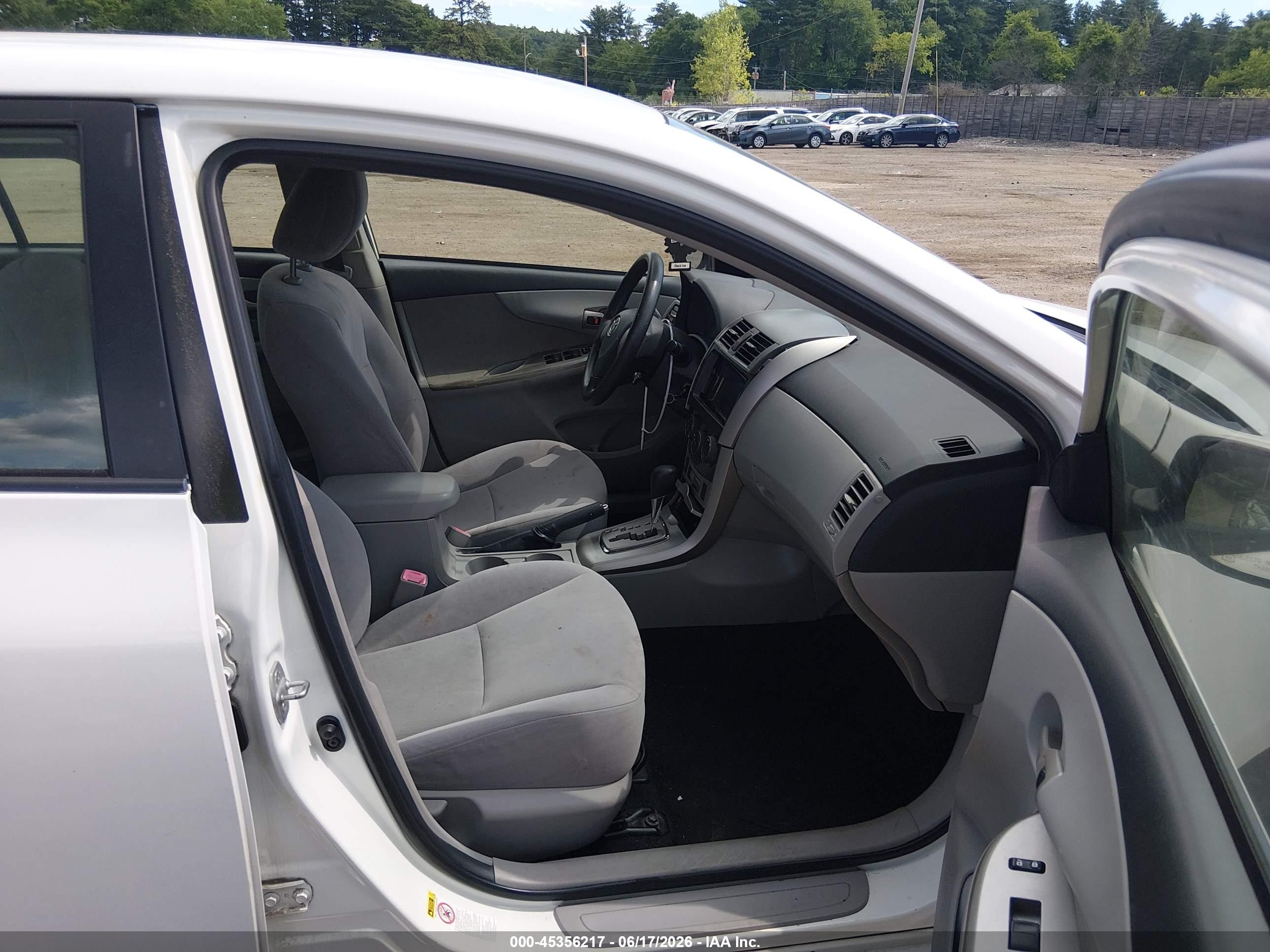2011 Toyota Corolla Le White vin: JTDBU4EE3BJ098642