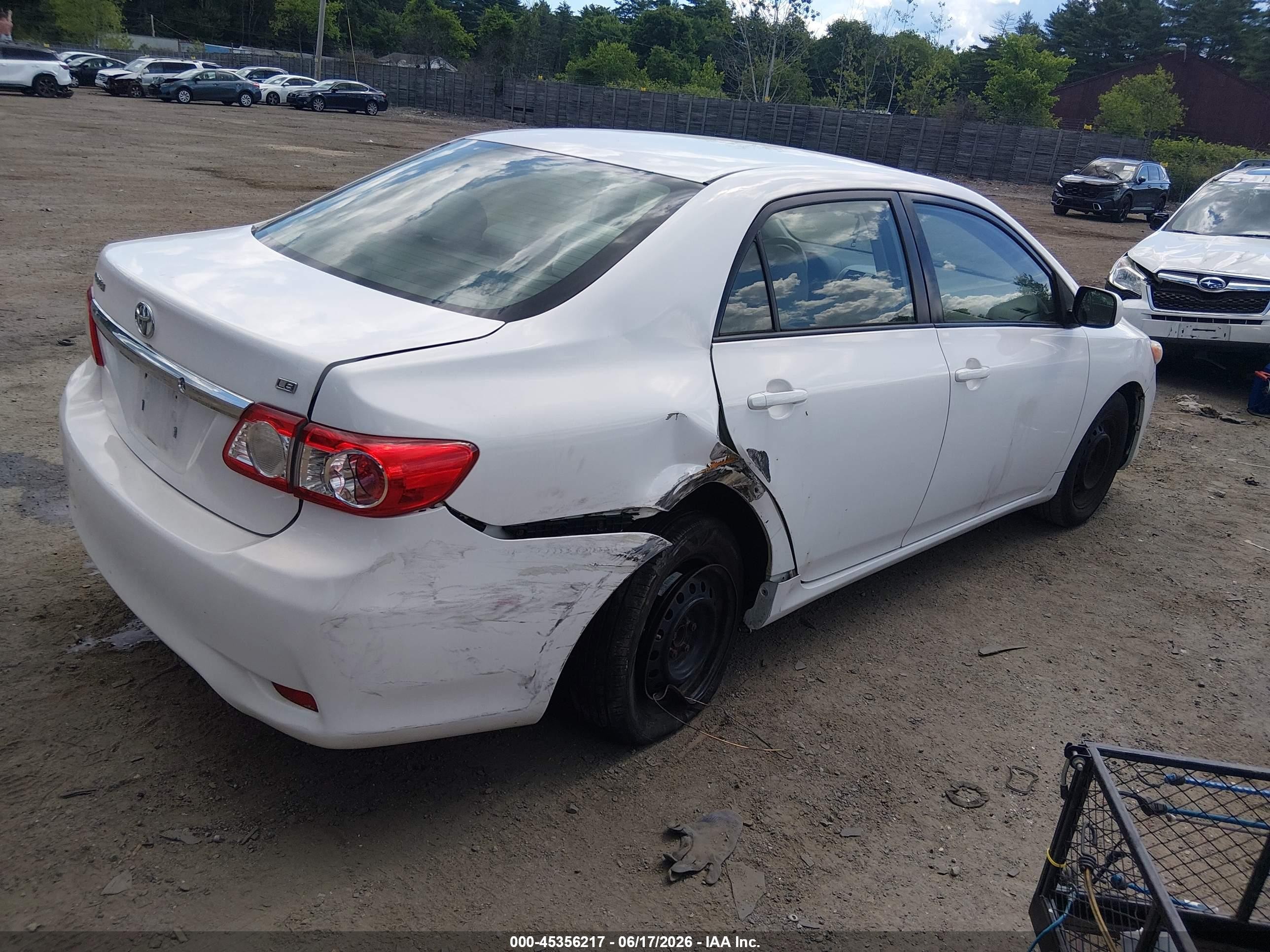 2011 Toyota Corolla Le White vin: JTDBU4EE3BJ098642