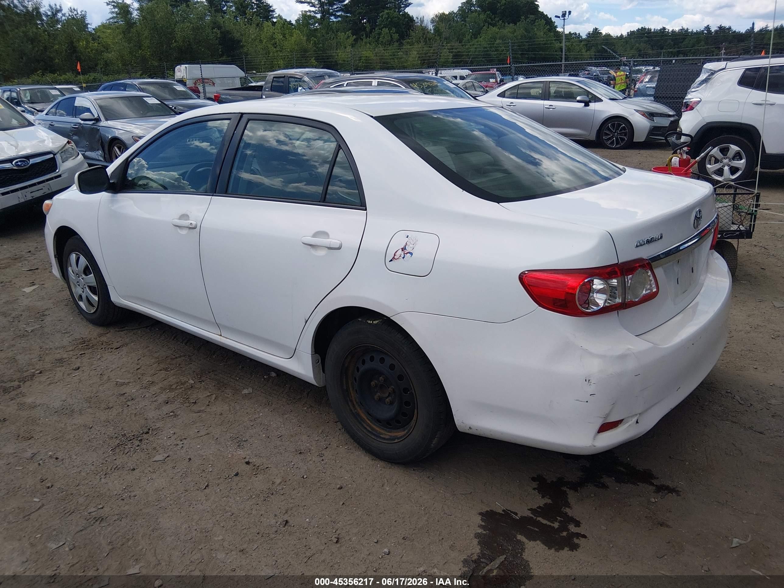 2011 Toyota Corolla Le White vin: JTDBU4EE3BJ098642