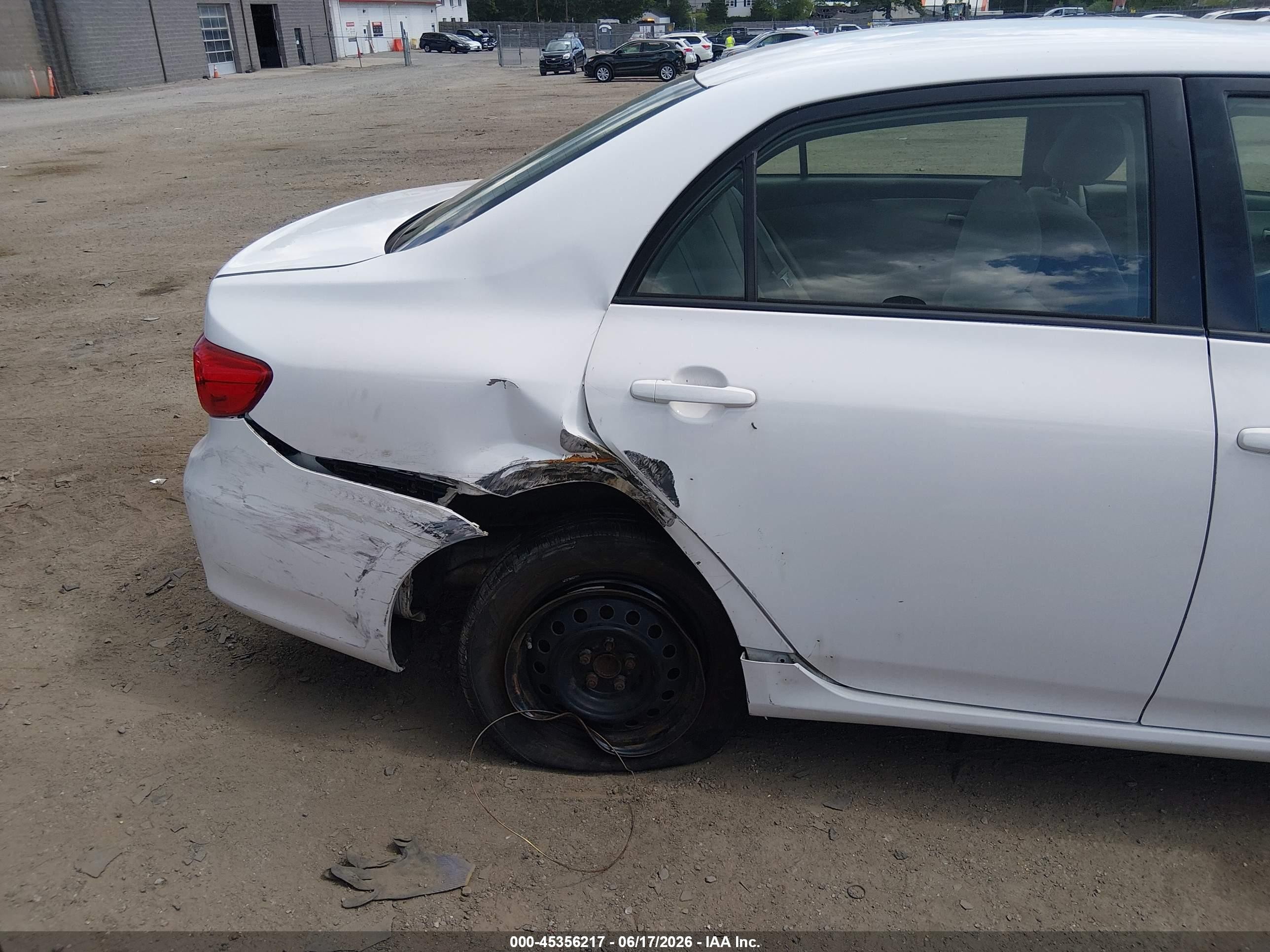 2011 Toyota Corolla Le White vin: JTDBU4EE3BJ098642