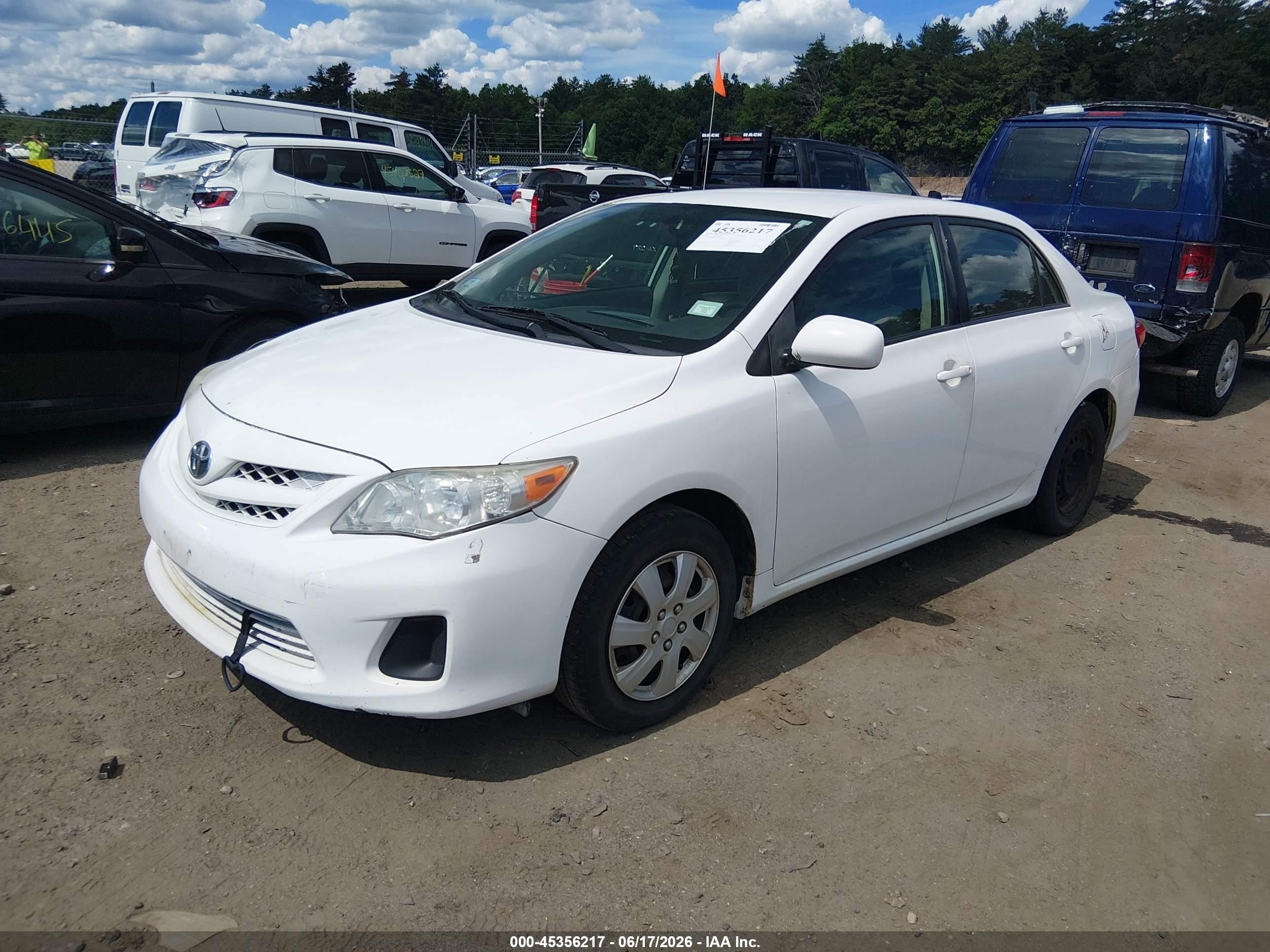 2011 Toyota Corolla Le White vin: JTDBU4EE3BJ098642