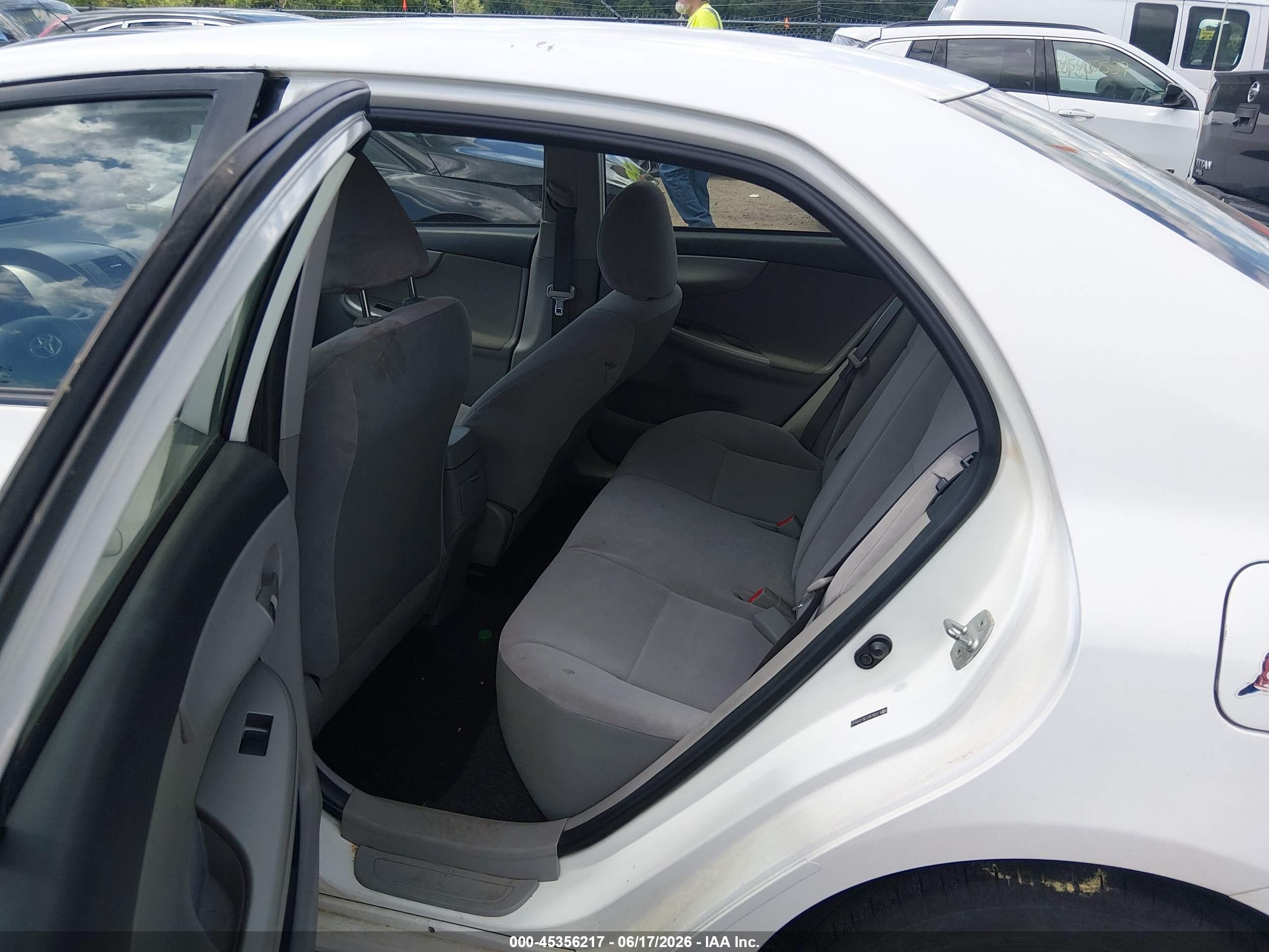 2011 Toyota Corolla Le White vin: JTDBU4EE3BJ098642