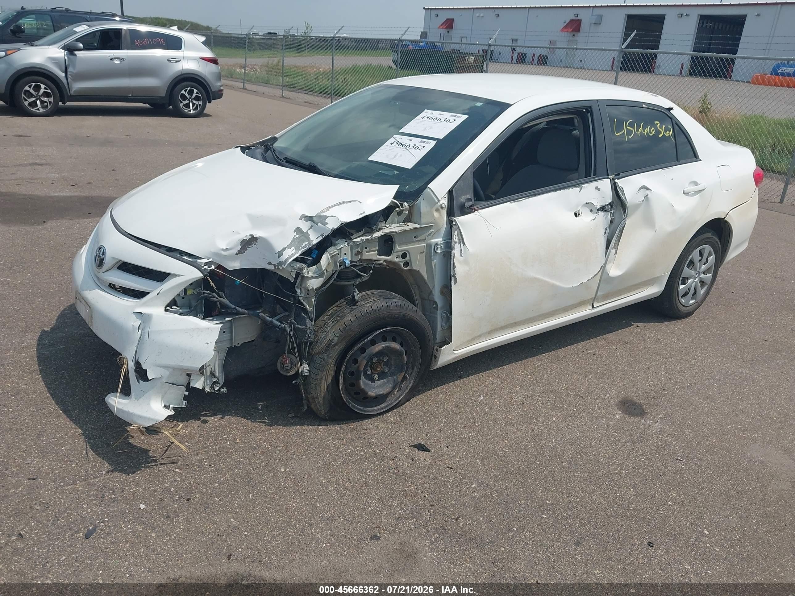 2011 Toyota Corolla Le White vin: JTDBU4EE3BJ099807