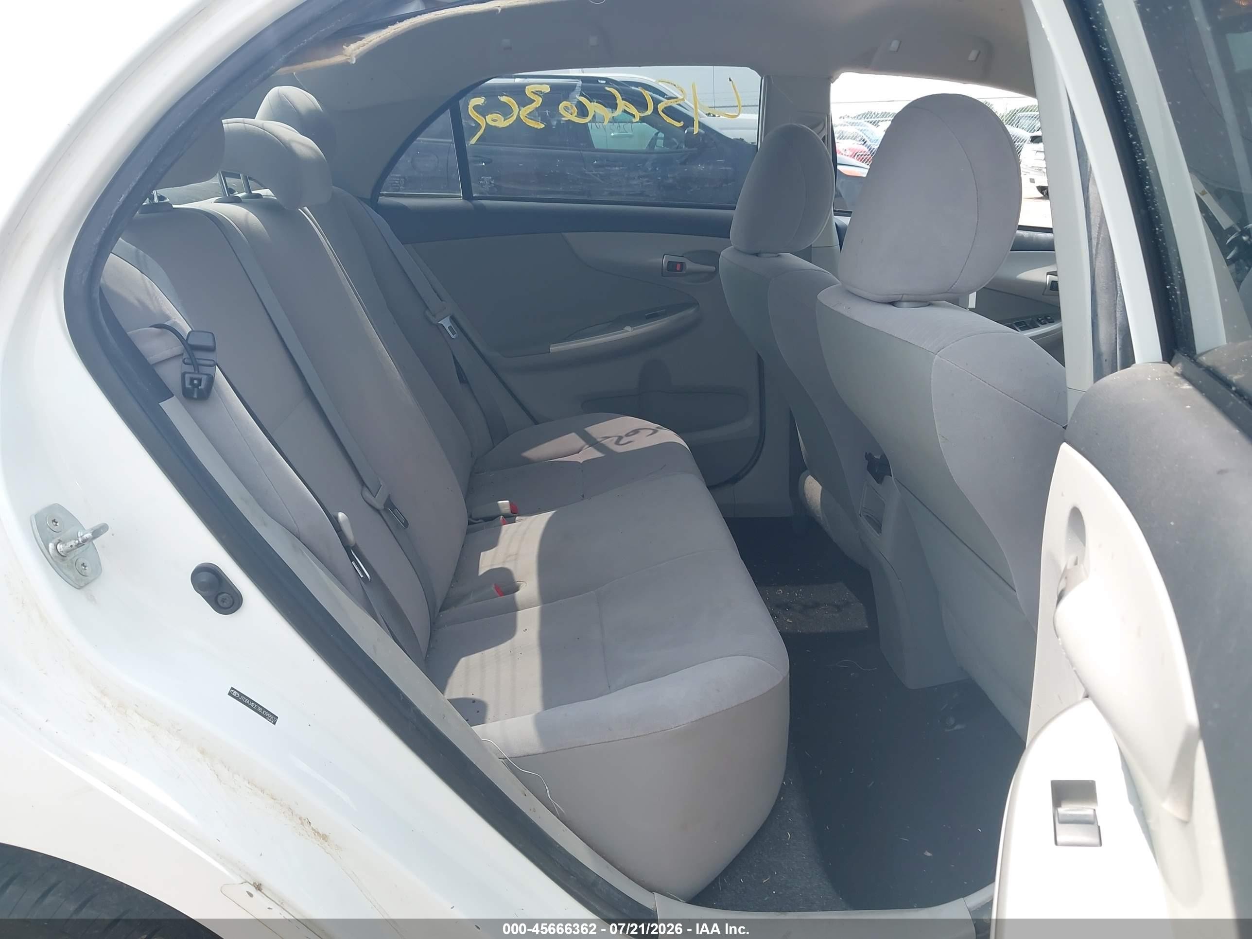2011 Toyota Corolla Le White vin: JTDBU4EE3BJ099807