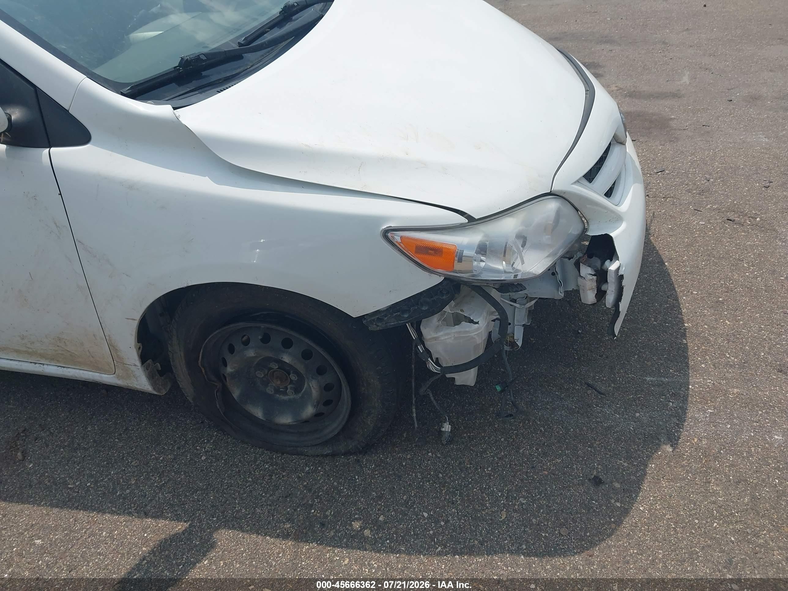 2011 Toyota Corolla Le White vin: JTDBU4EE3BJ099807