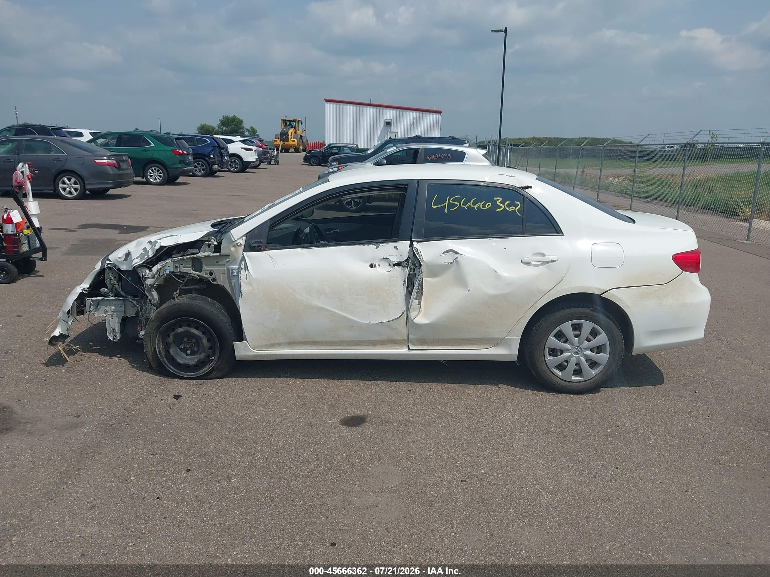 2011 Toyota Corolla Le White vin: JTDBU4EE3BJ099807