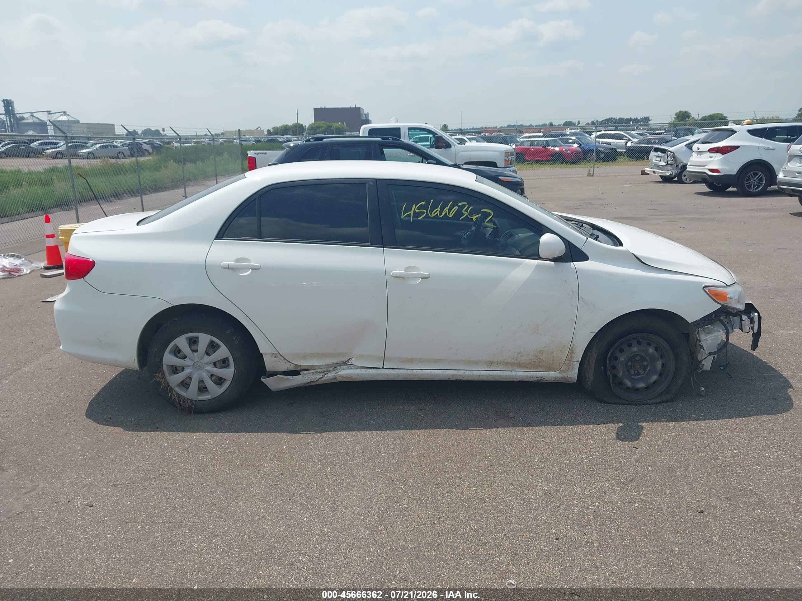 2011 Toyota Corolla Le White vin: JTDBU4EE3BJ099807
