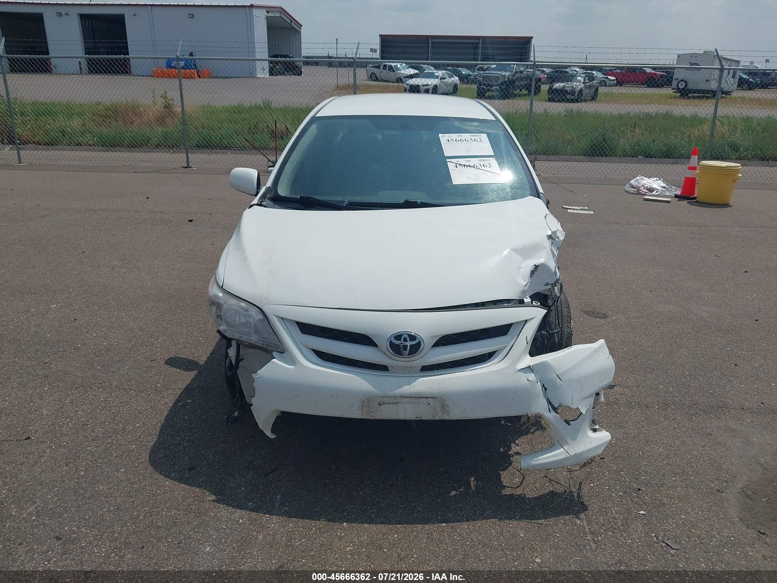 2011 Toyota Corolla Le White vin: JTDBU4EE3BJ099807