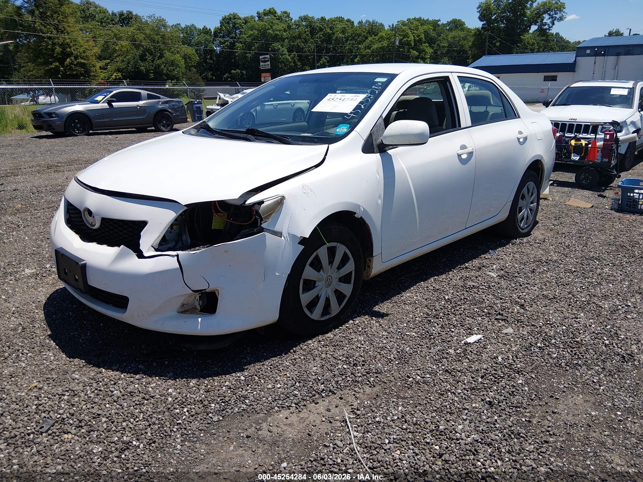 2010 Toyota Corolla Le White vin: JTDBU4EE4A9115612