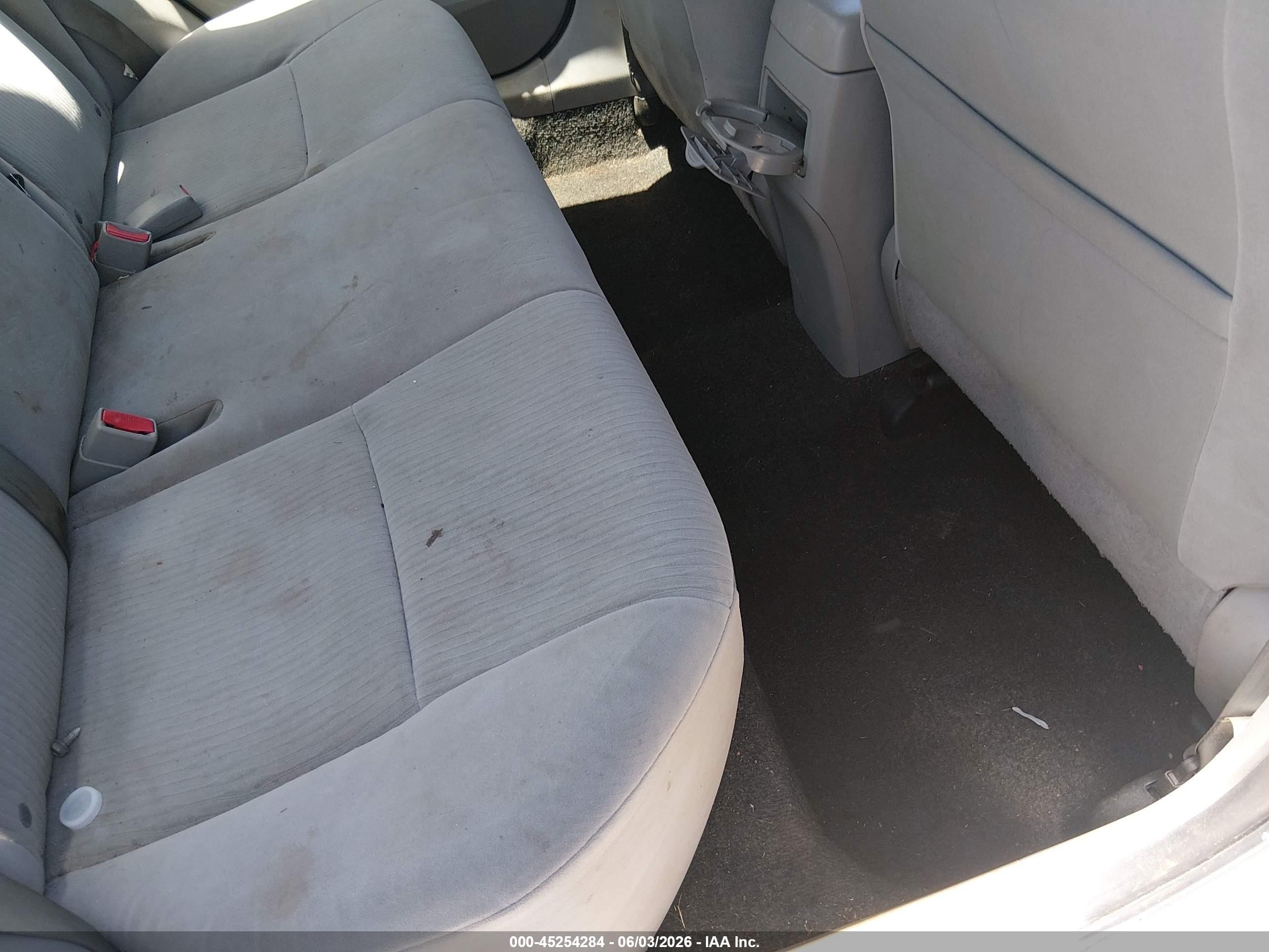 2010 Toyota Corolla Le White vin: JTDBU4EE4A9115612