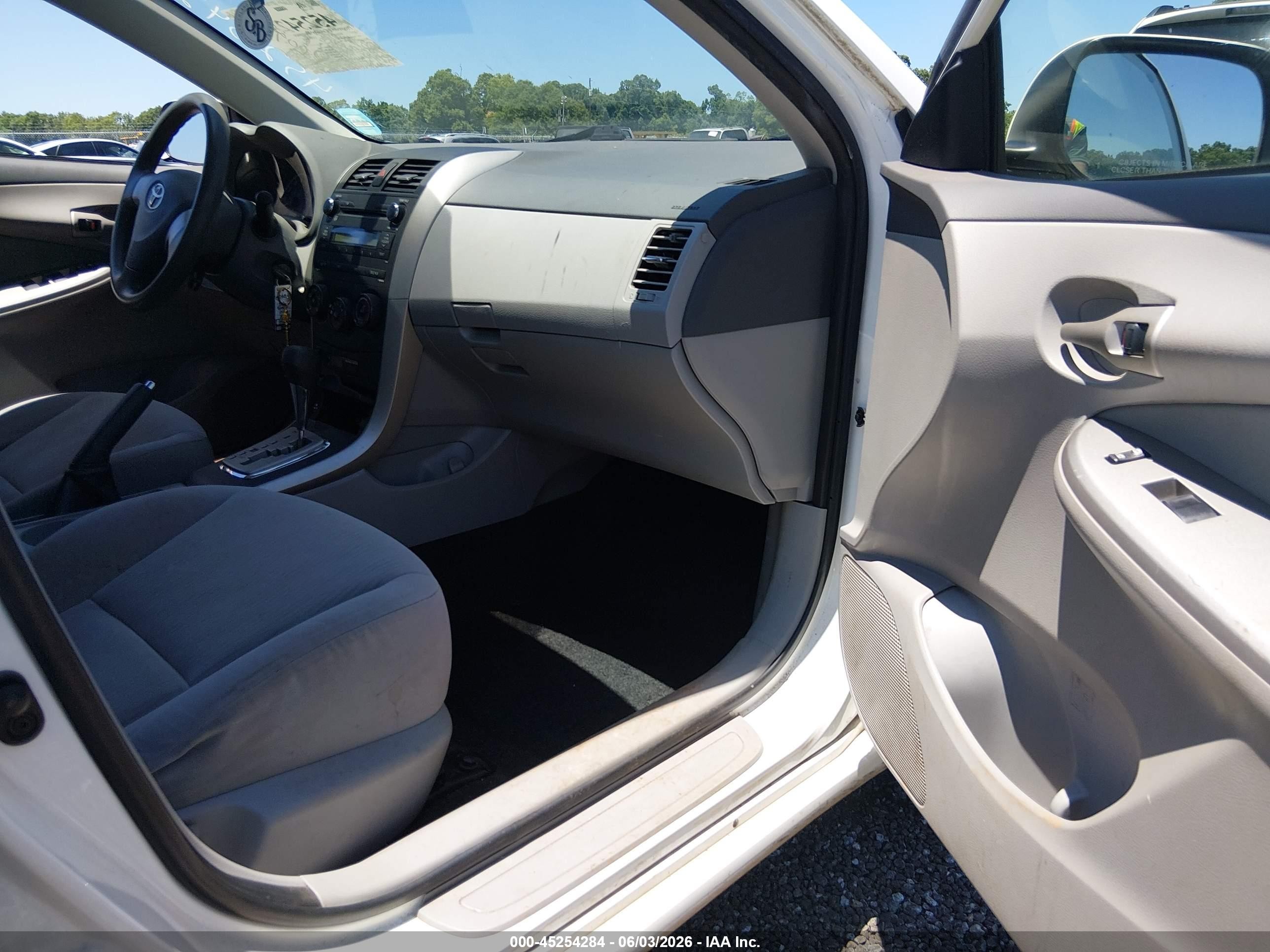 2010 Toyota Corolla Le White vin: JTDBU4EE4A9115612