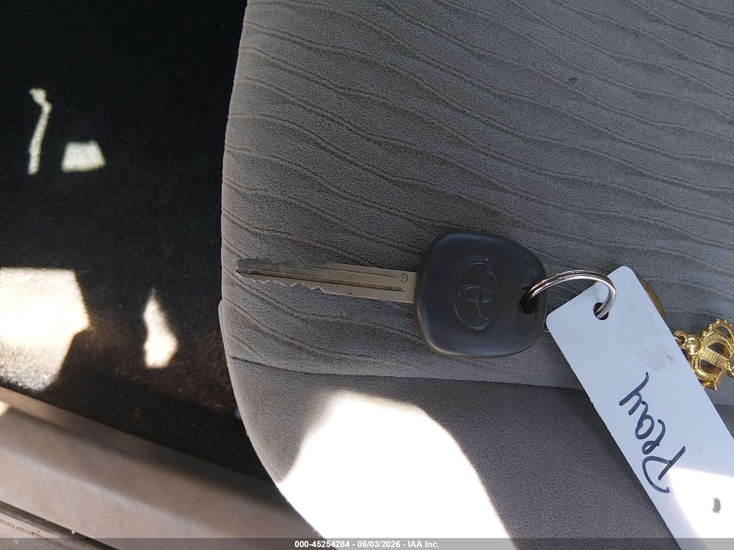 2010 Toyota Corolla Le White vin: JTDBU4EE4A9115612