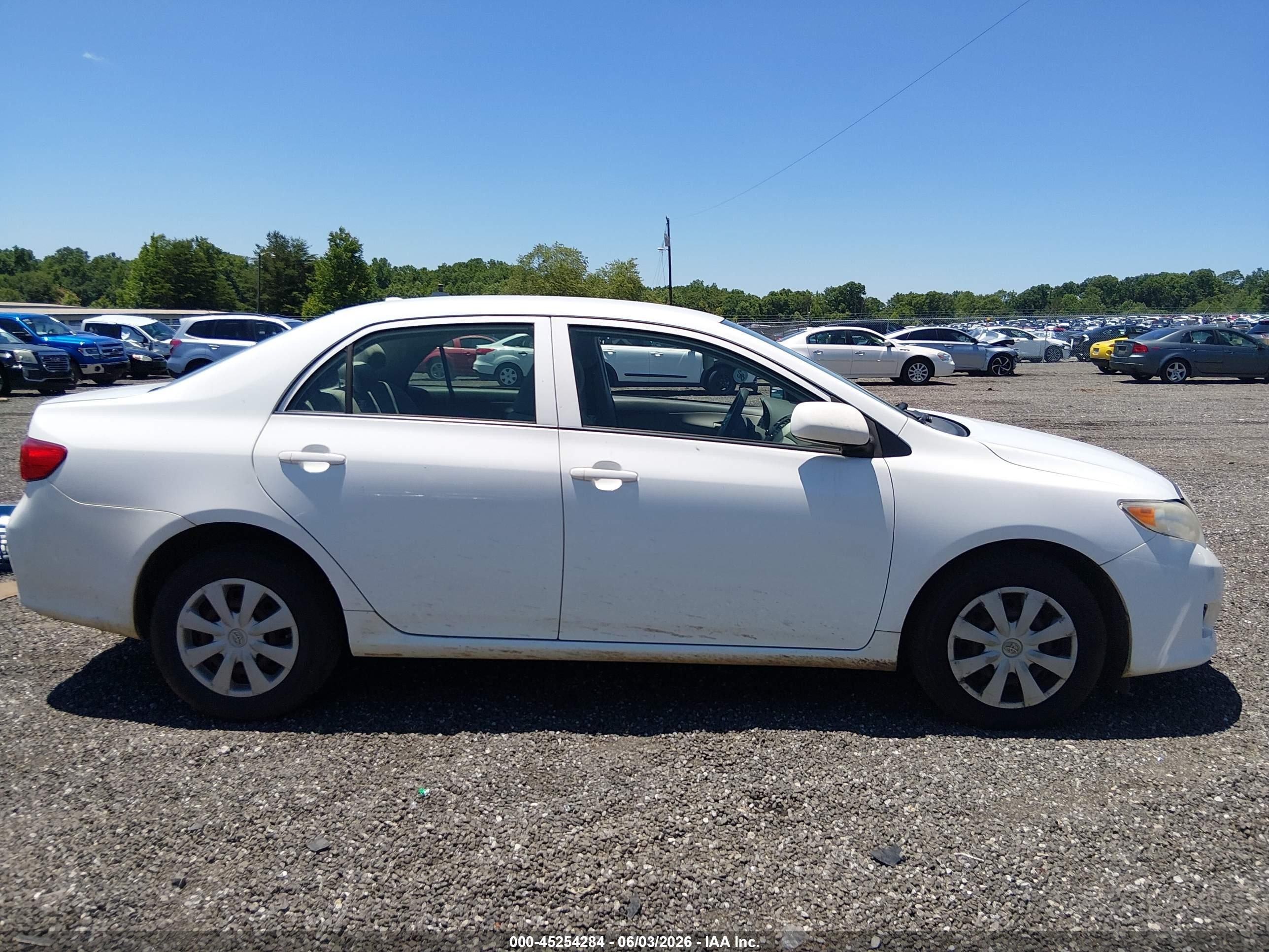 2010 Toyota Corolla Le White vin: JTDBU4EE4A9115612