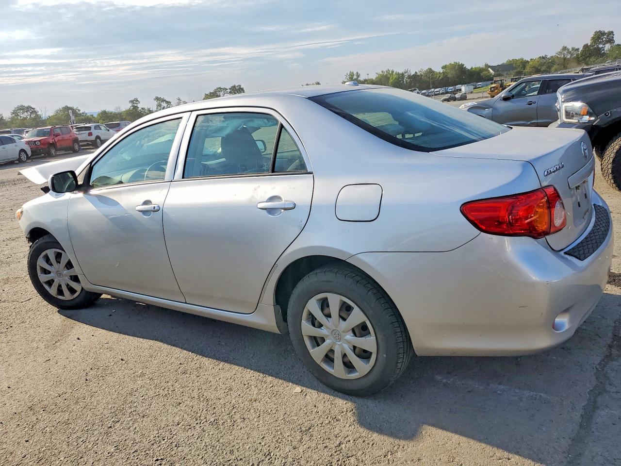 2010 Toyota Corolla Le Серебряный vin: JTDBU4EE4AJ065941