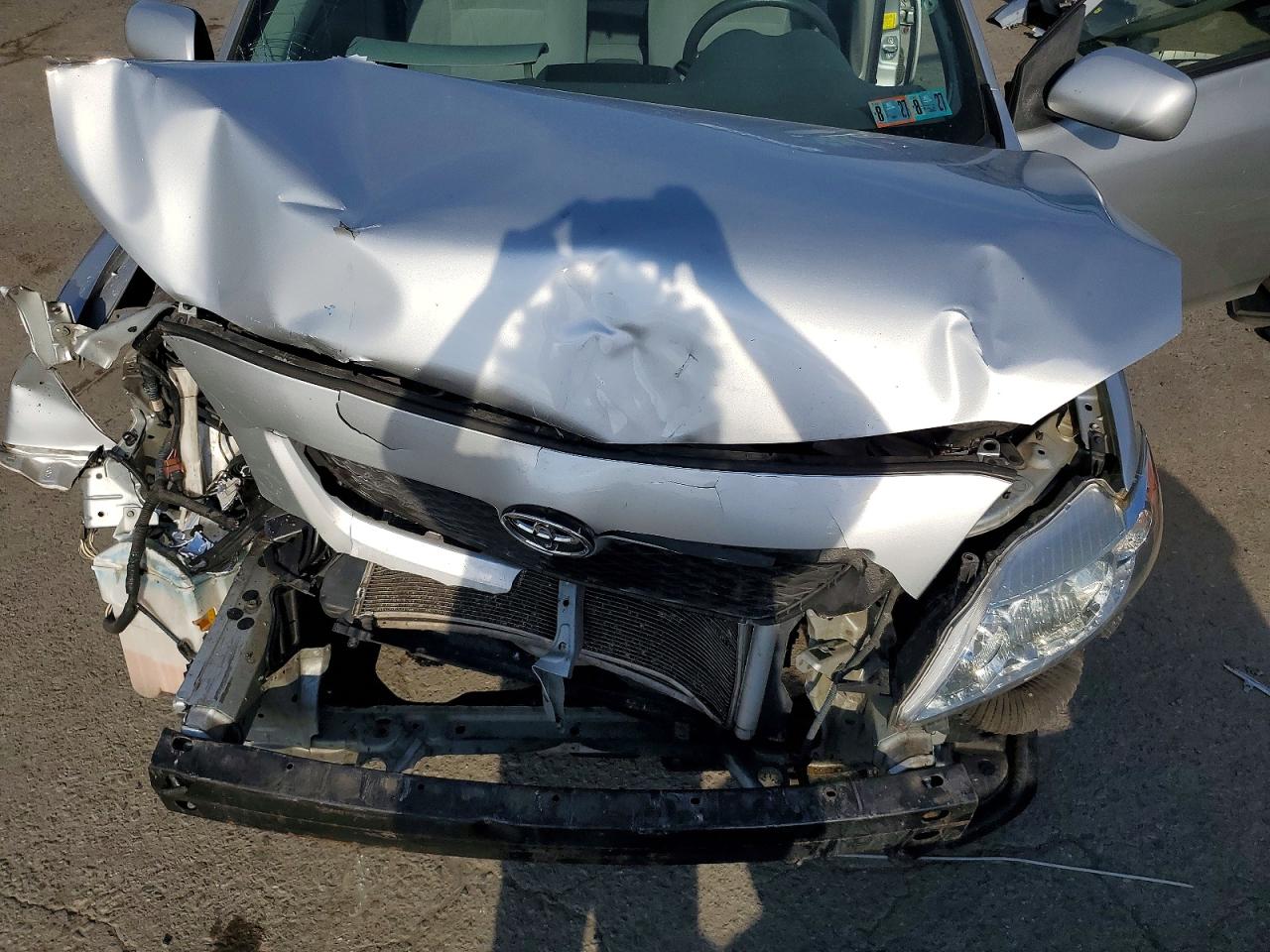2010 Toyota Corolla Le Серебряный vin: JTDBU4EE4AJ065941