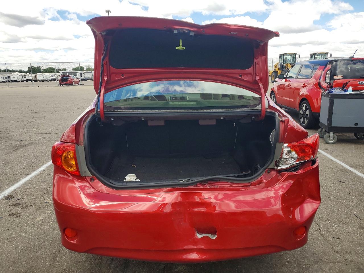 2010 Toyota Corolla Le Red vin: JTDBU4EE4AJ070539