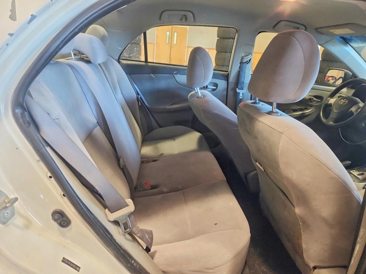 2010 Toyota Corolla Le Белый vin: JTDBU4EE4AJ080343