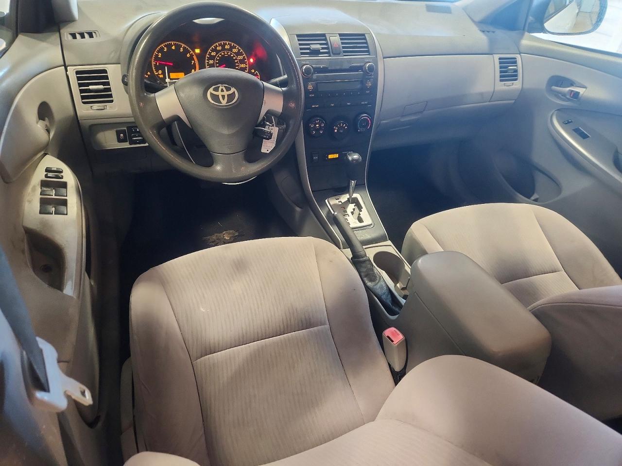 2010 Toyota Corolla Le Белый vin: JTDBU4EE4AJ080343