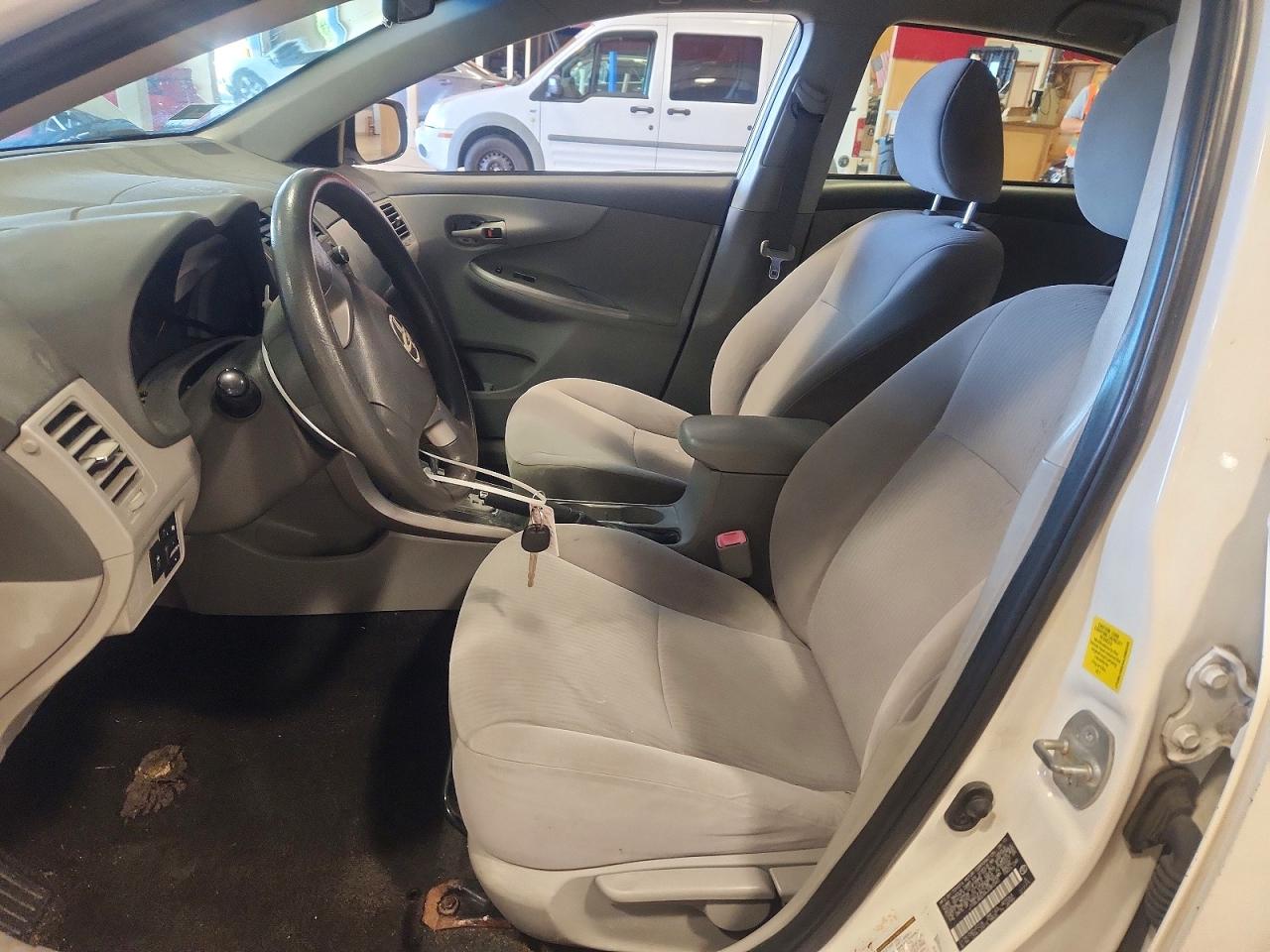 2010 Toyota Corolla Le Белый vin: JTDBU4EE4AJ080343