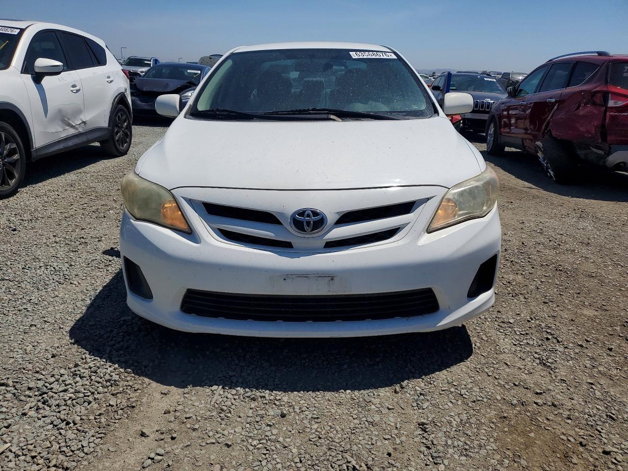 2011 Toyota Corolla Le White vin: JTDBU4EE4B9124294