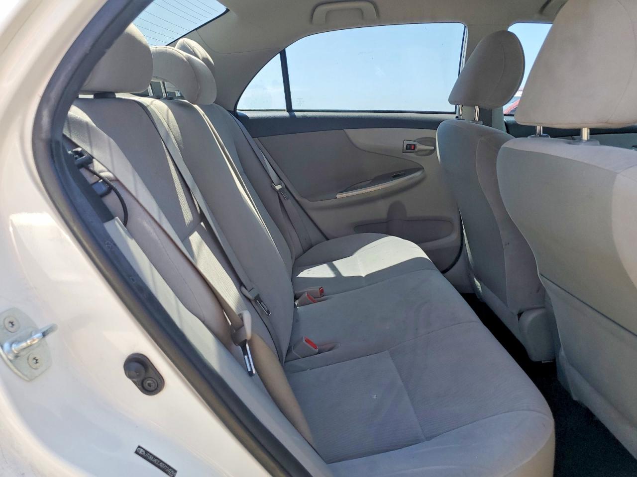 2011 Toyota Corolla Le White vin: JTDBU4EE4B9124294