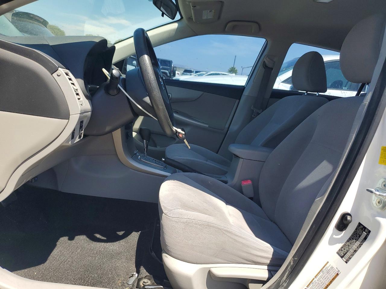 2011 Toyota Corolla Le White vin: JTDBU4EE4B9124294