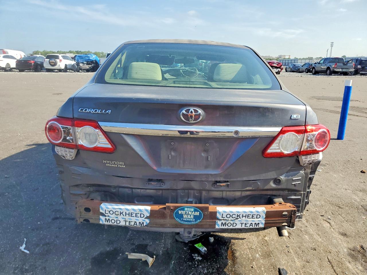 2011 Toyota Corolla Le Gray vin: JTDBU4EE4B9128832