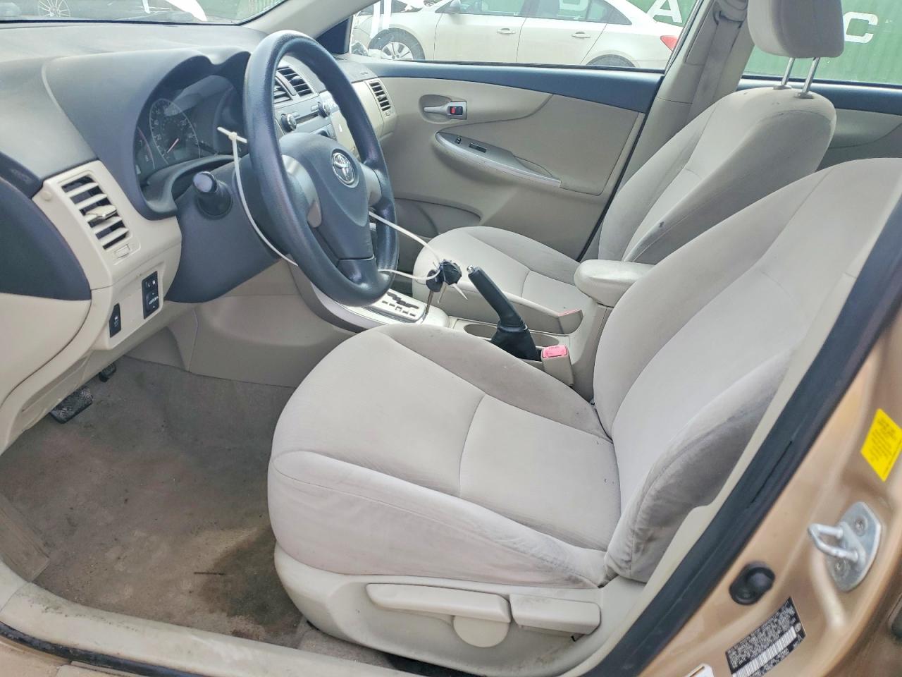 2011 Toyota Corolla Le Gold vin: JTDBU4EE4B9131584