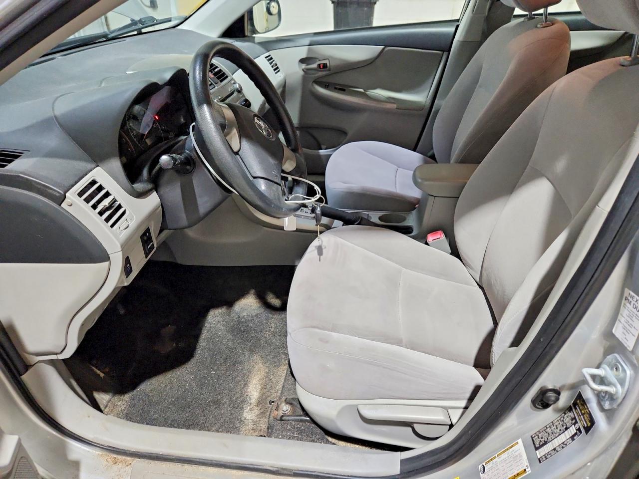 2011 Toyota Corolla Le Silver vin: JTDBU4EE4B9143413