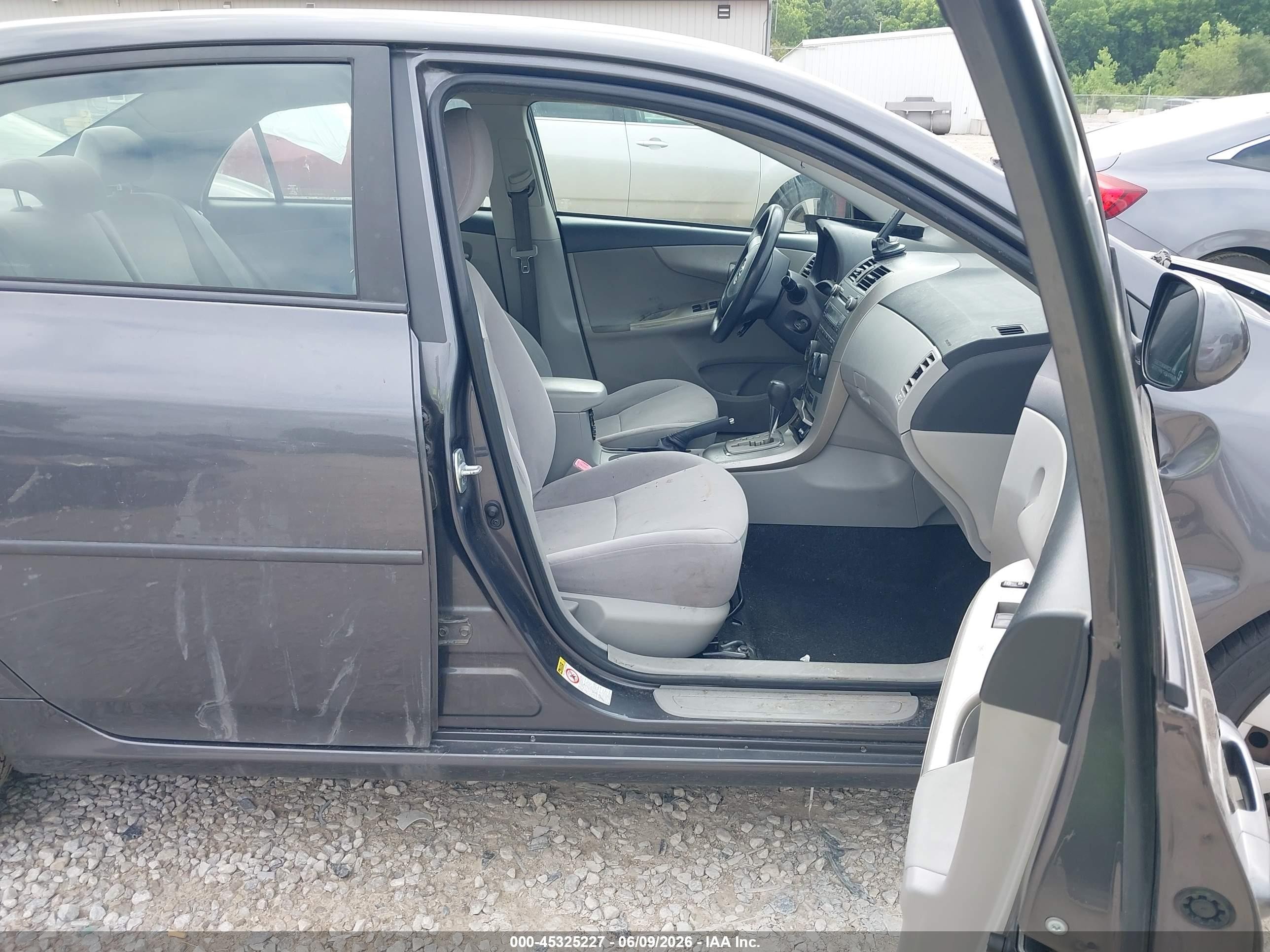 2011 Toyota Corolla Le Серый vin: JTDBU4EE4B9146151