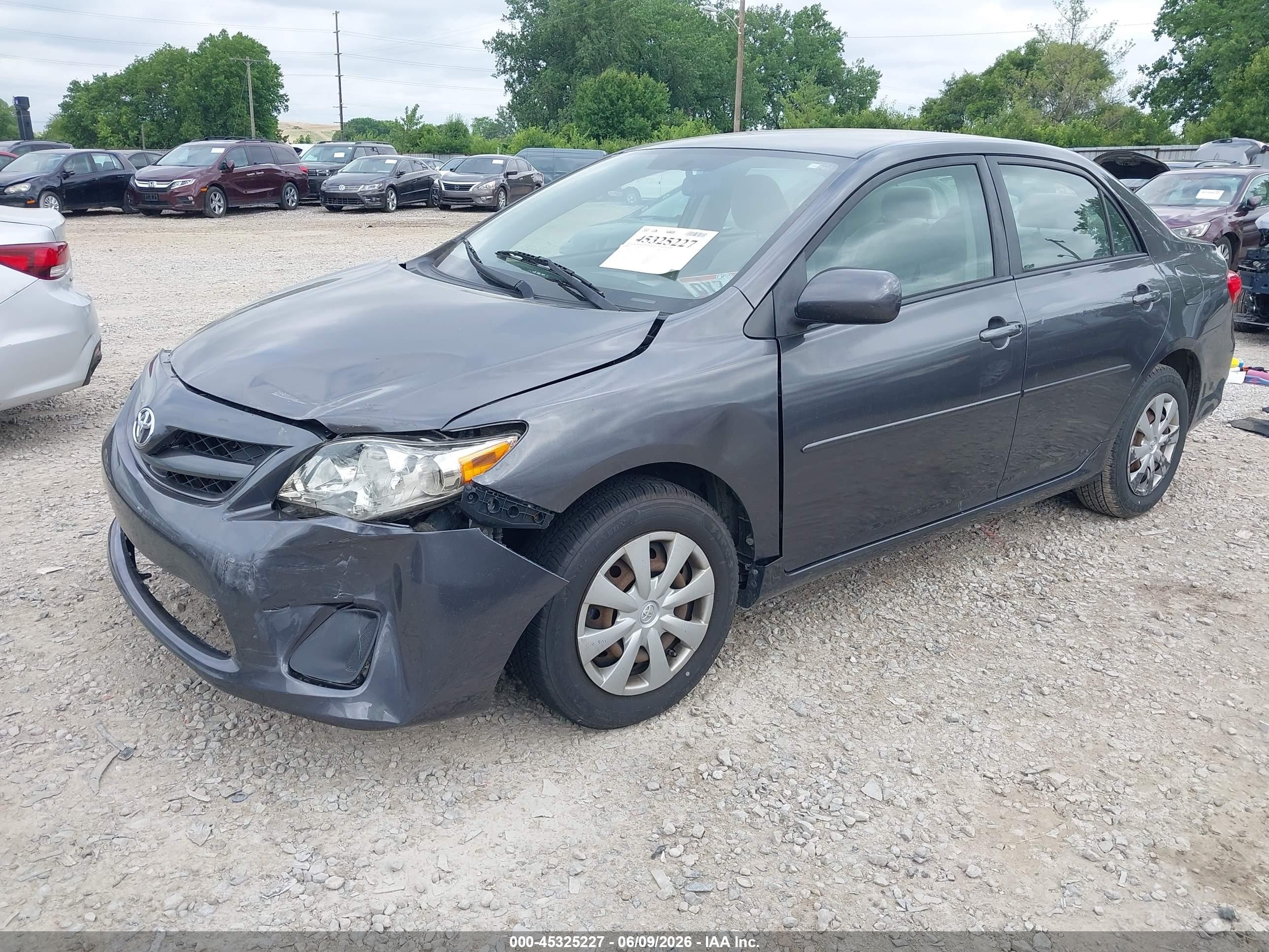 2011 Toyota Corolla Le Серый vin: JTDBU4EE4B9146151