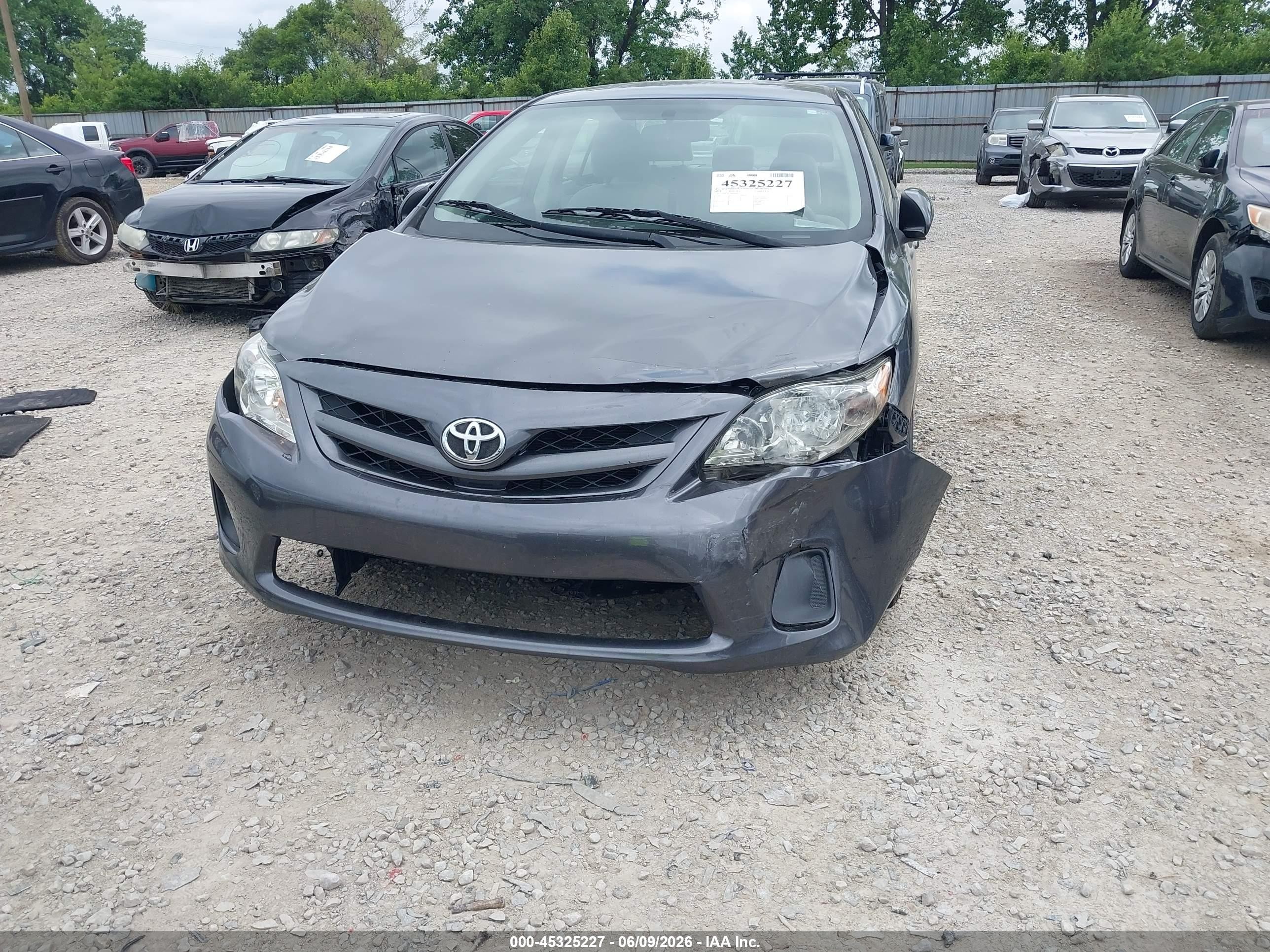 2011 Toyota Corolla Le Серый vin: JTDBU4EE4B9146151