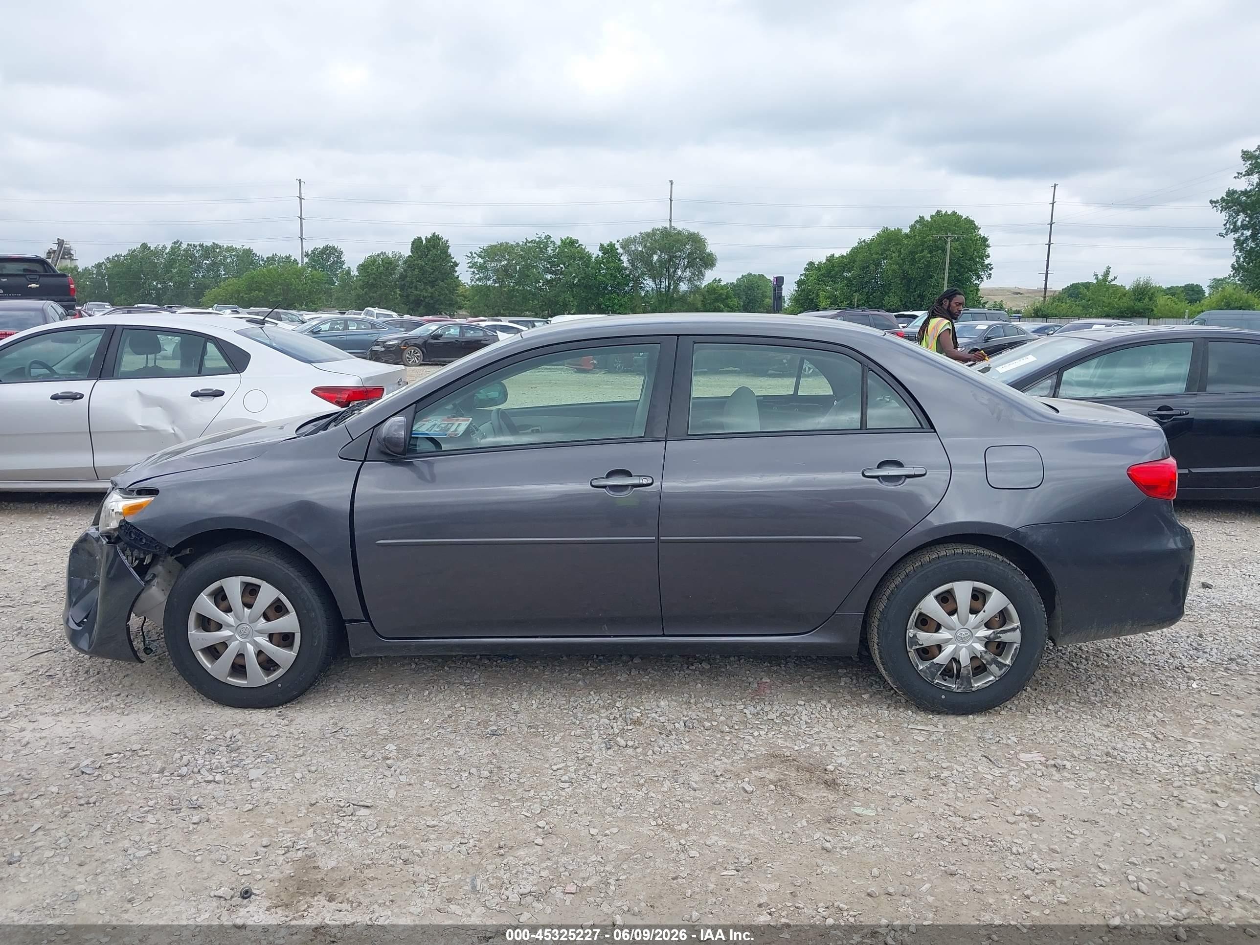 2011 Toyota Corolla Le Серый vin: JTDBU4EE4B9146151