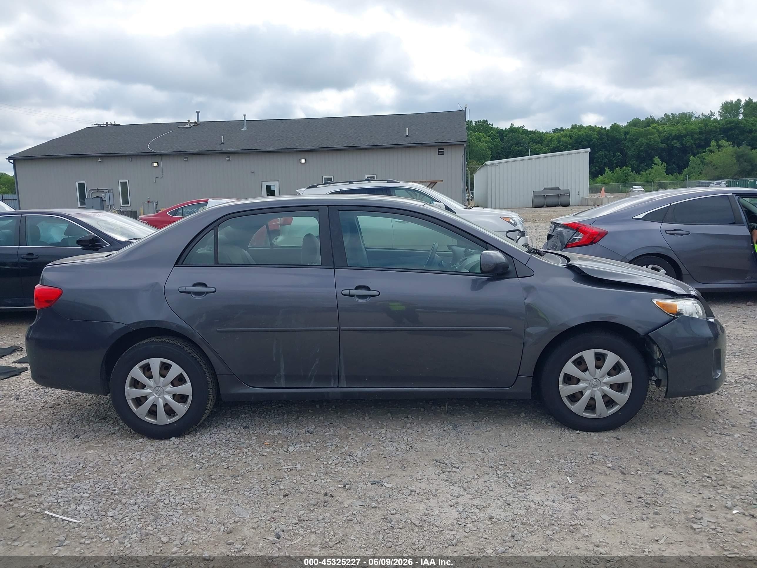 2011 Toyota Corolla Le Серый vin: JTDBU4EE4B9146151