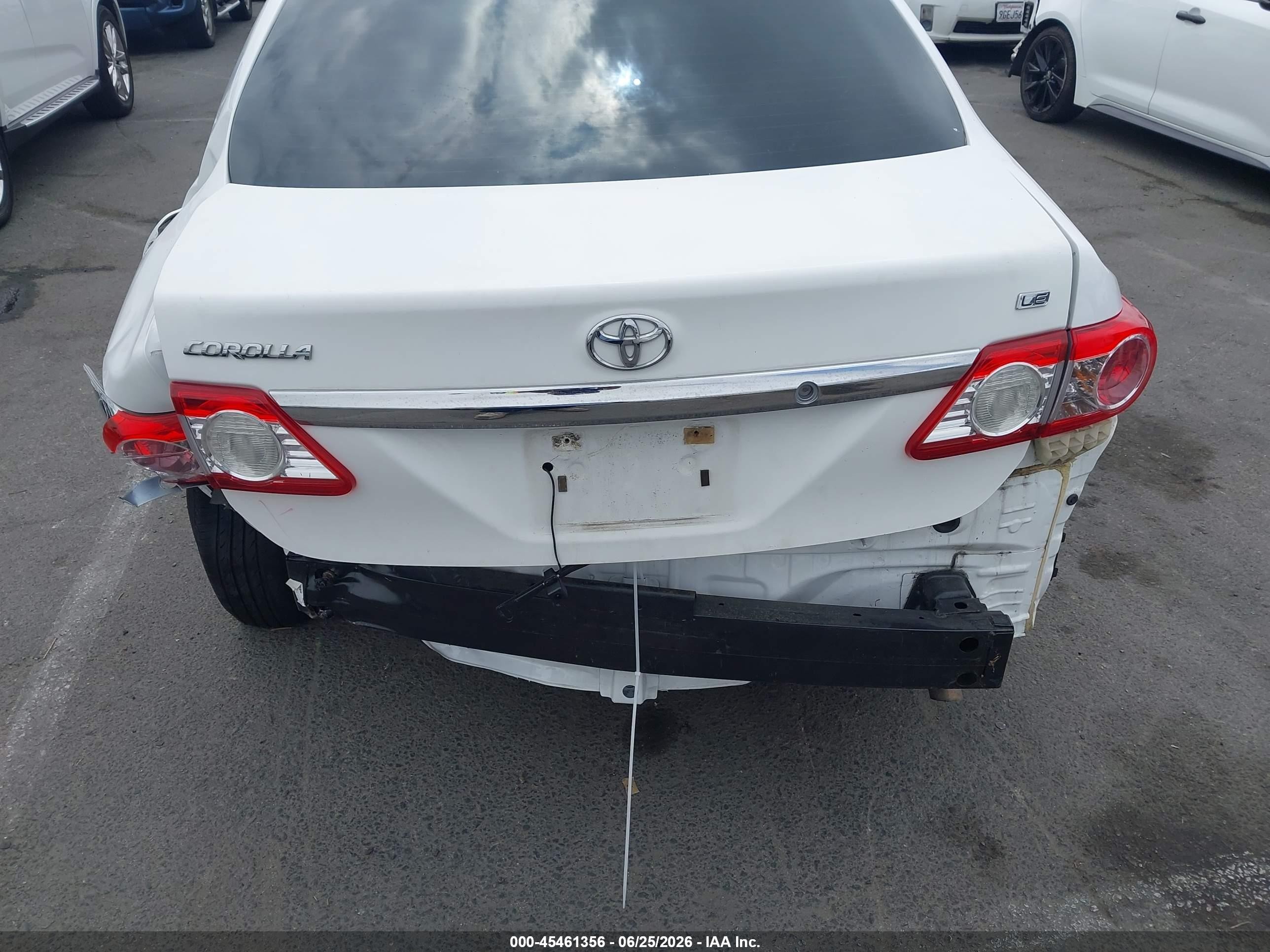 2011 Toyota Corolla Le White vin: JTDBU4EE4B9148563