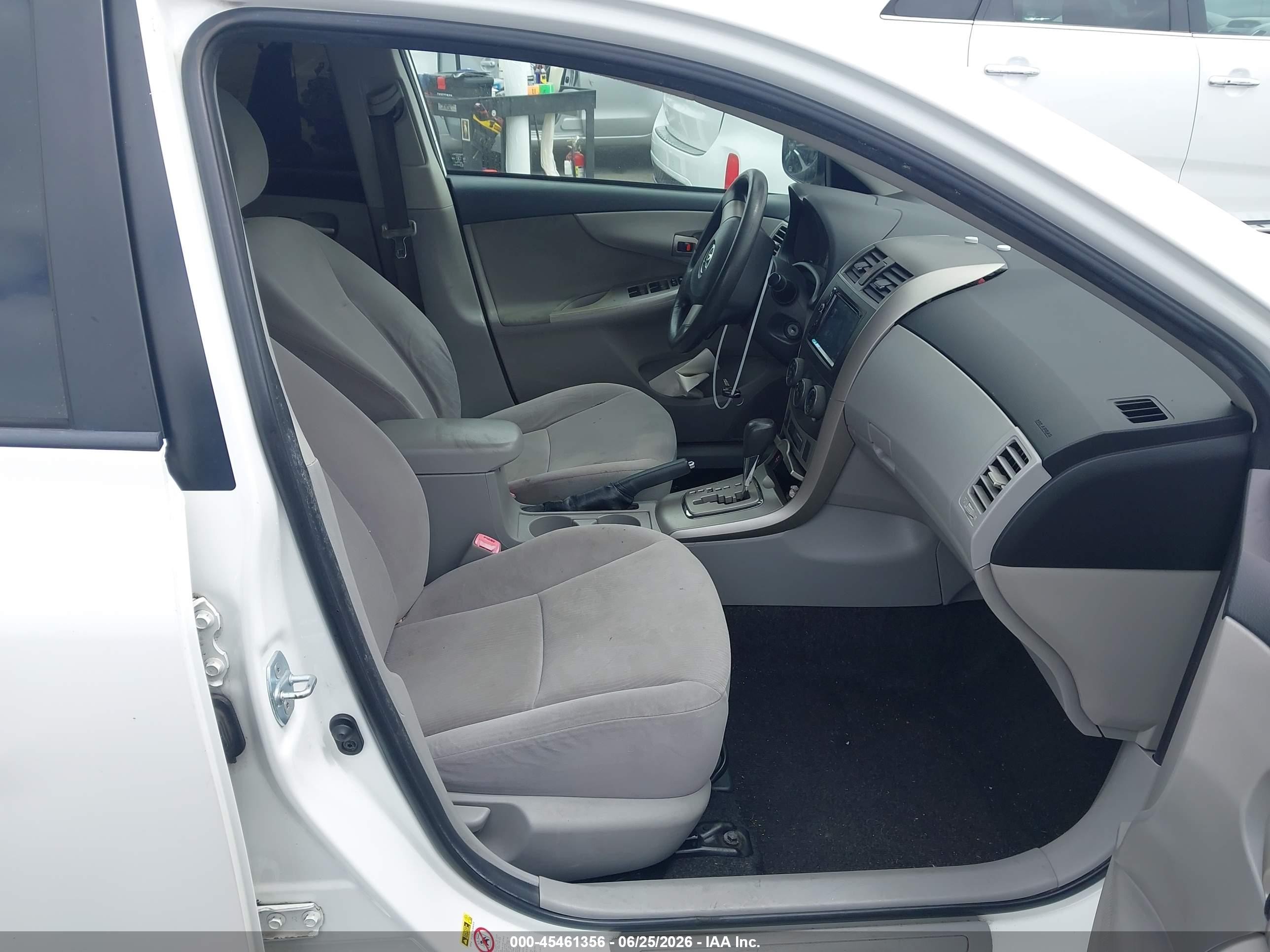 2011 Toyota Corolla Le White vin: JTDBU4EE4B9148563