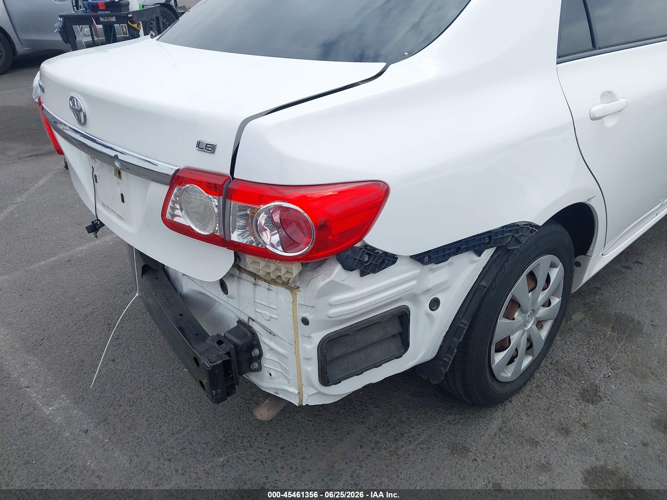 2011 Toyota Corolla Le White vin: JTDBU4EE4B9148563