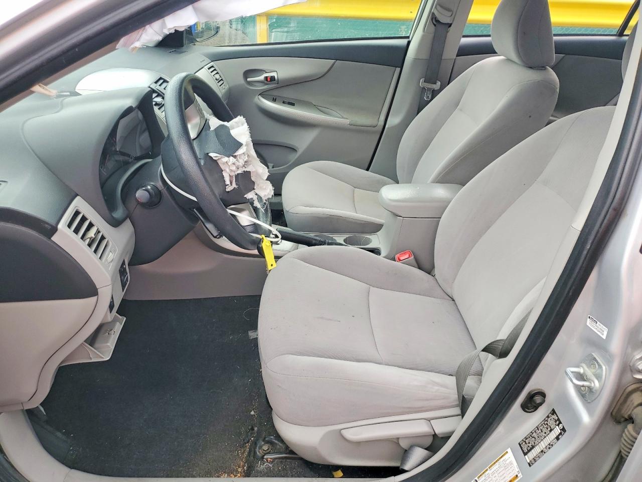 2011 Toyota Corolla Le Silver vin: JTDBU4EE4B9155948