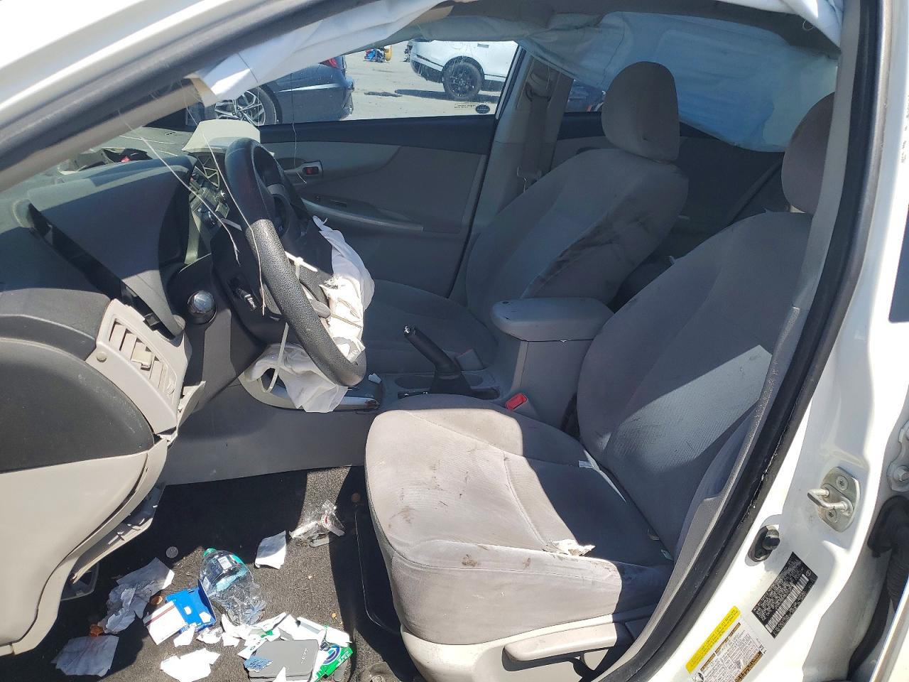 2011 Toyota Corolla Le White vin: JTDBU4EE4BJ102875