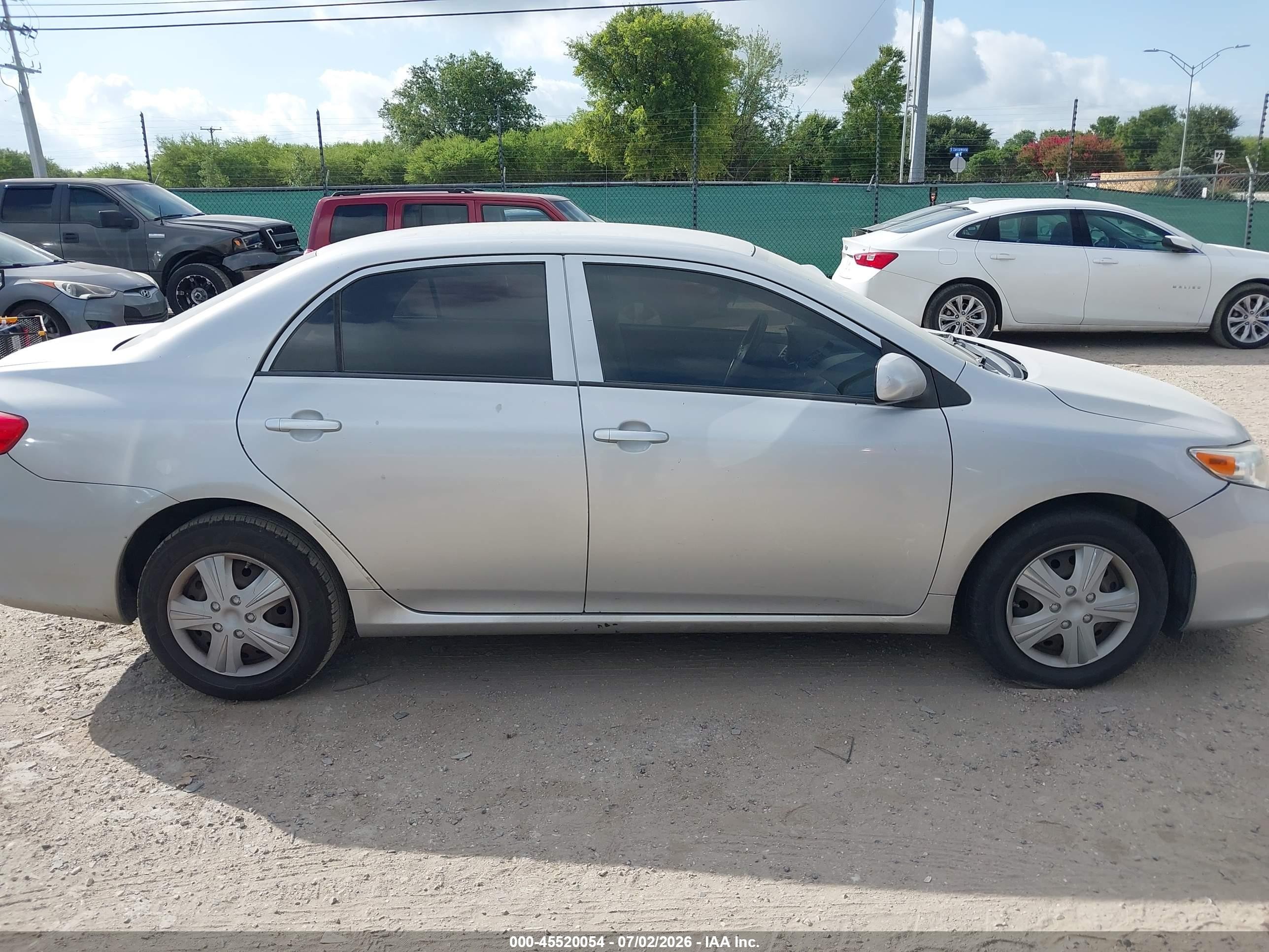 2013 Toyota Corolla L Silver vin: JTDBU4EE4DJ115032