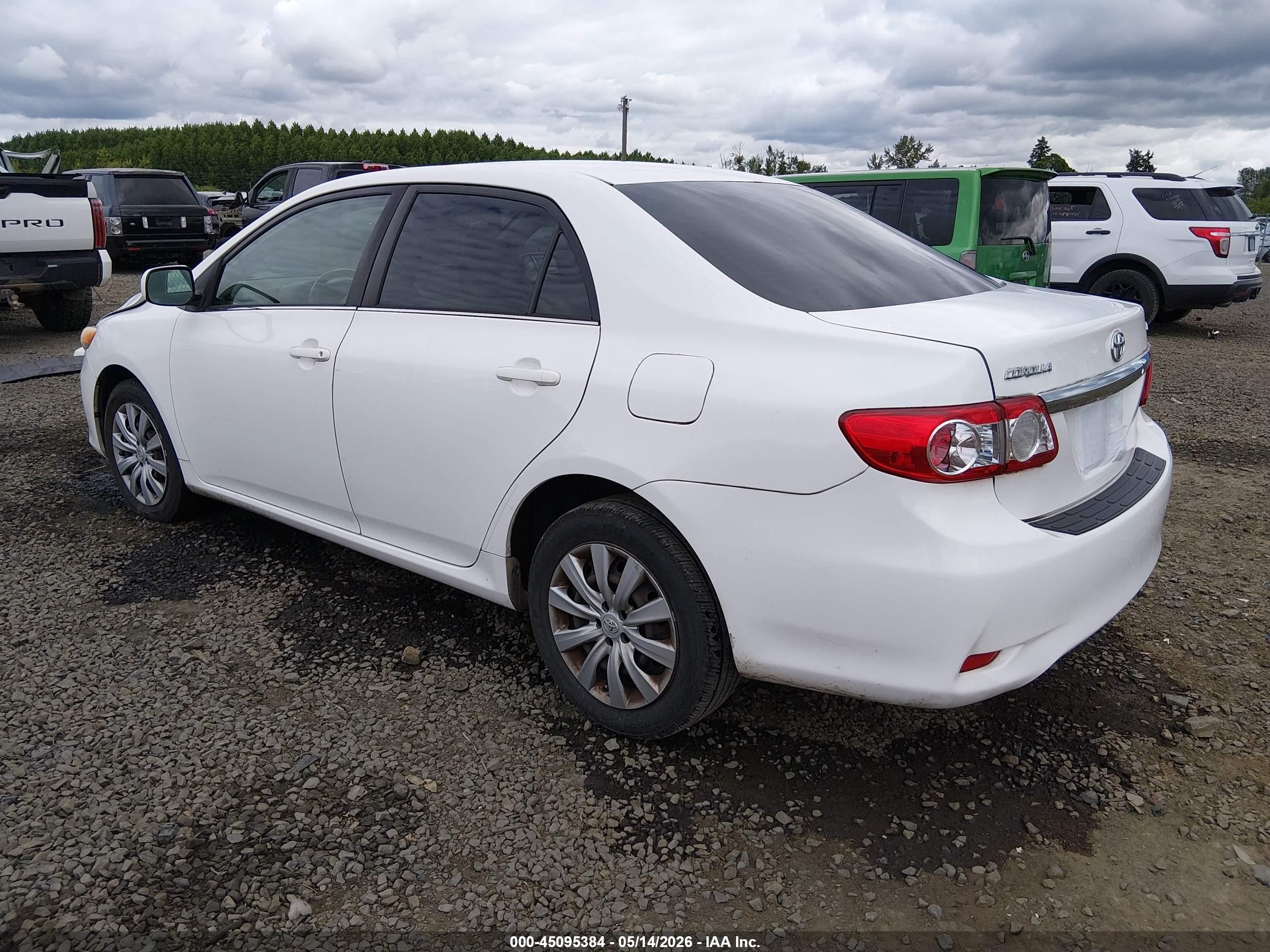 2013 Toyota Corolla Le White vin: JTDBU4EE4DJ115662