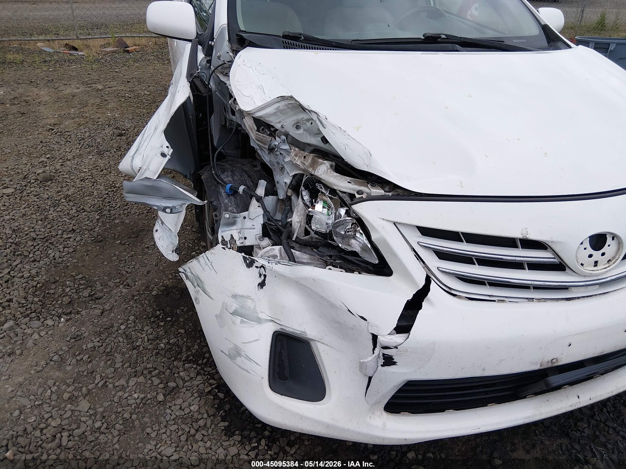 2013 Toyota Corolla Le White vin: JTDBU4EE4DJ115662
