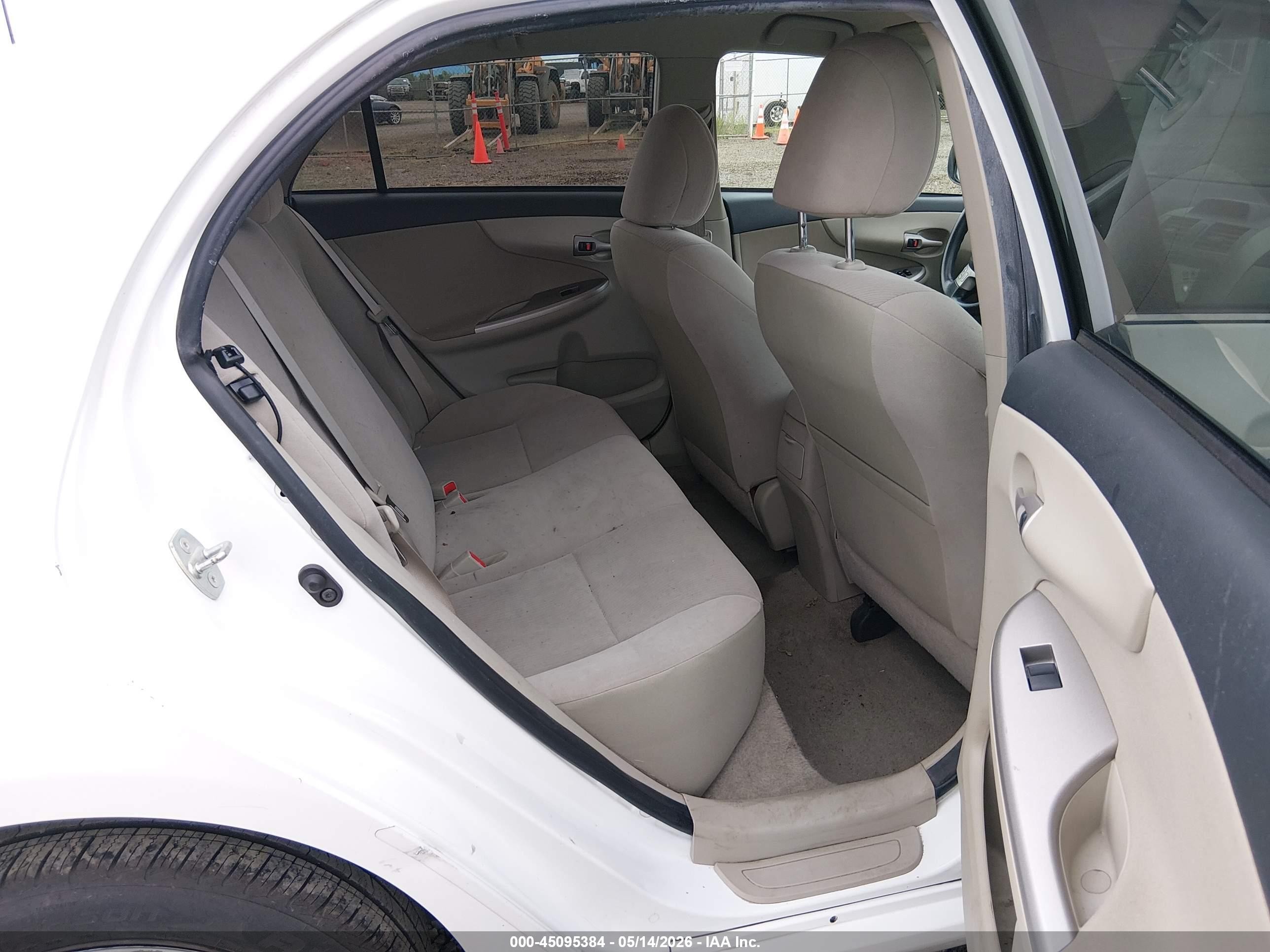 2013 Toyota Corolla Le White vin: JTDBU4EE4DJ115662