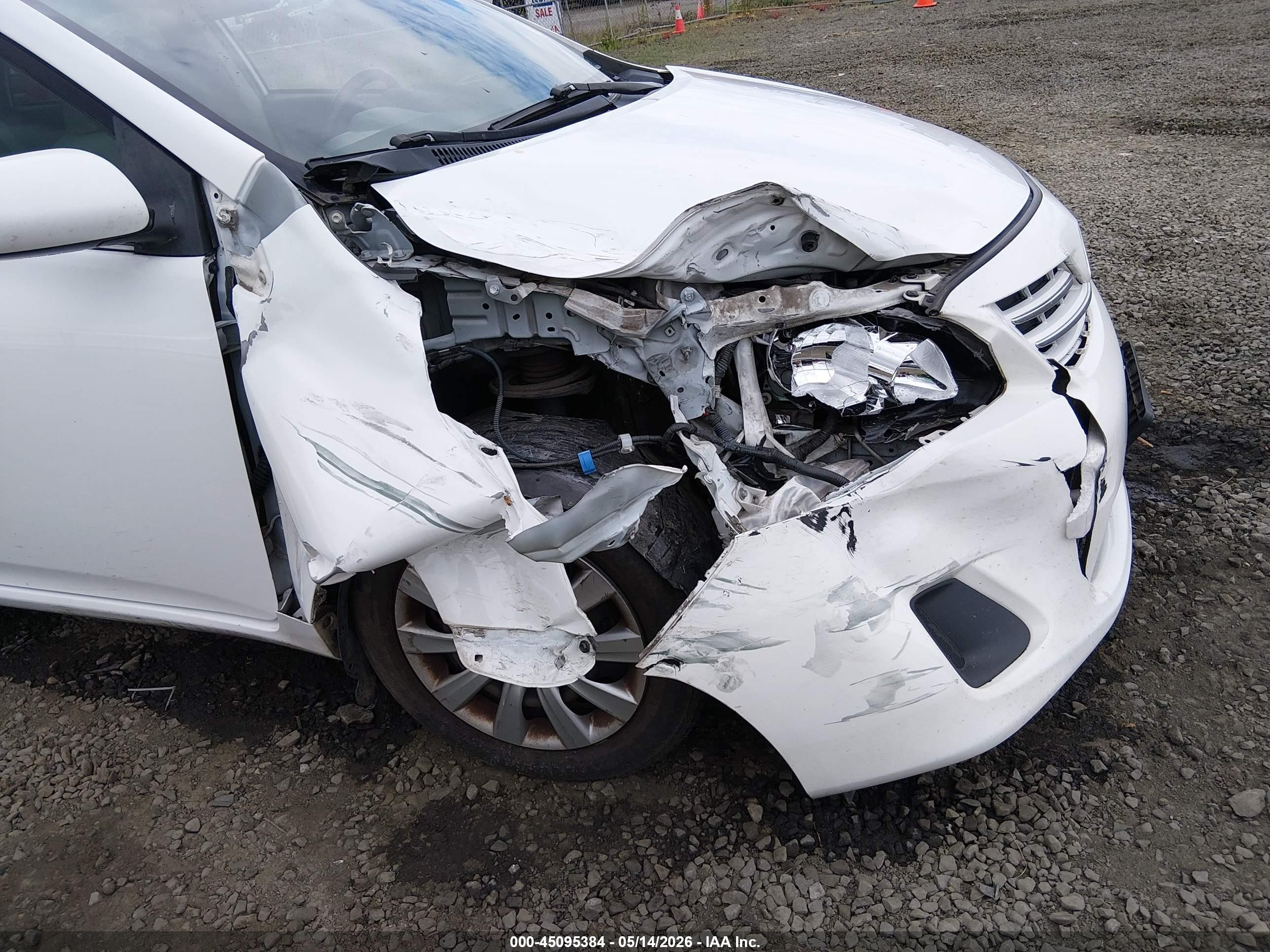 2013 Toyota Corolla Le White vin: JTDBU4EE4DJ115662