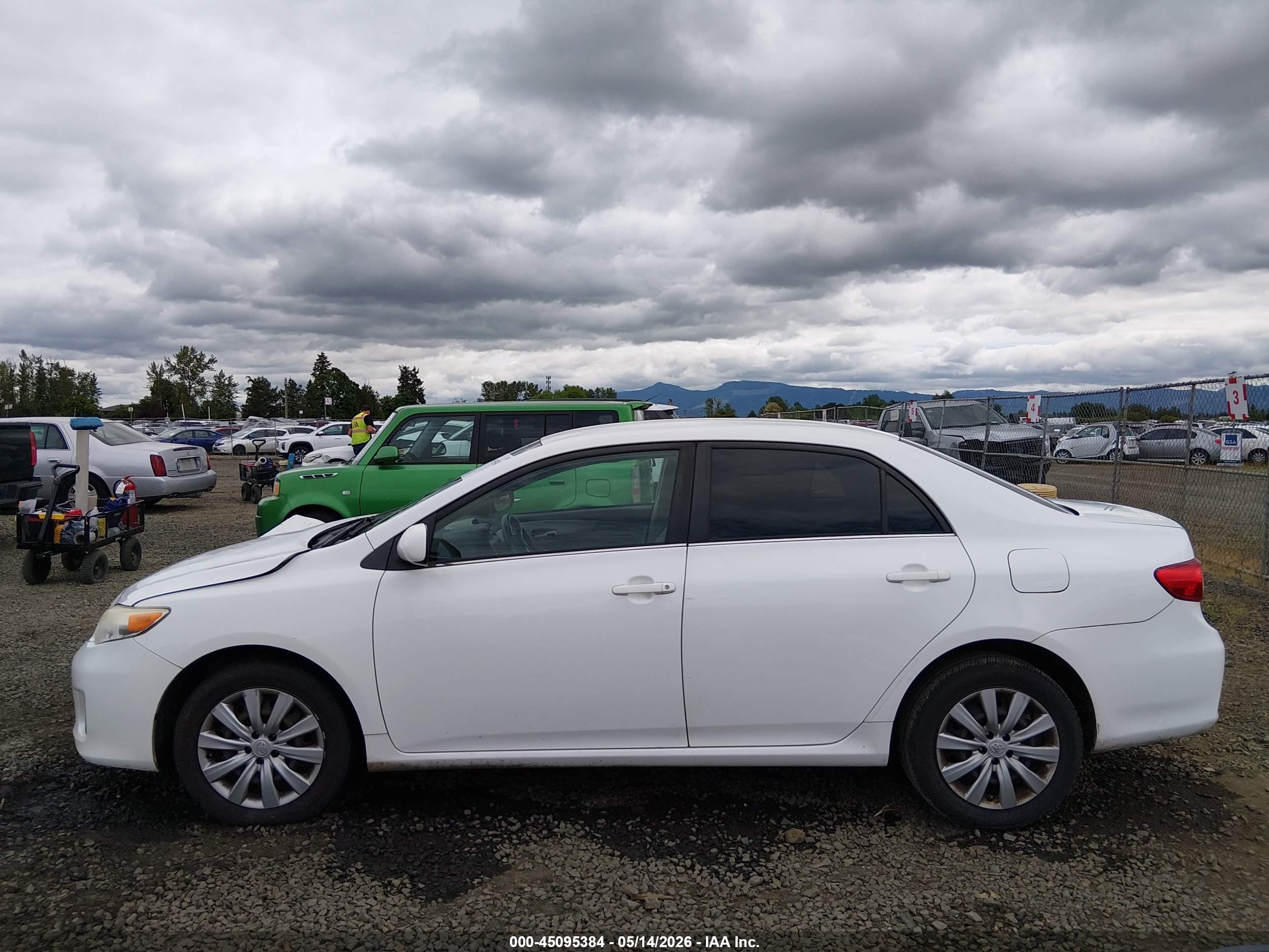 2013 Toyota Corolla Le White vin: JTDBU4EE4DJ115662