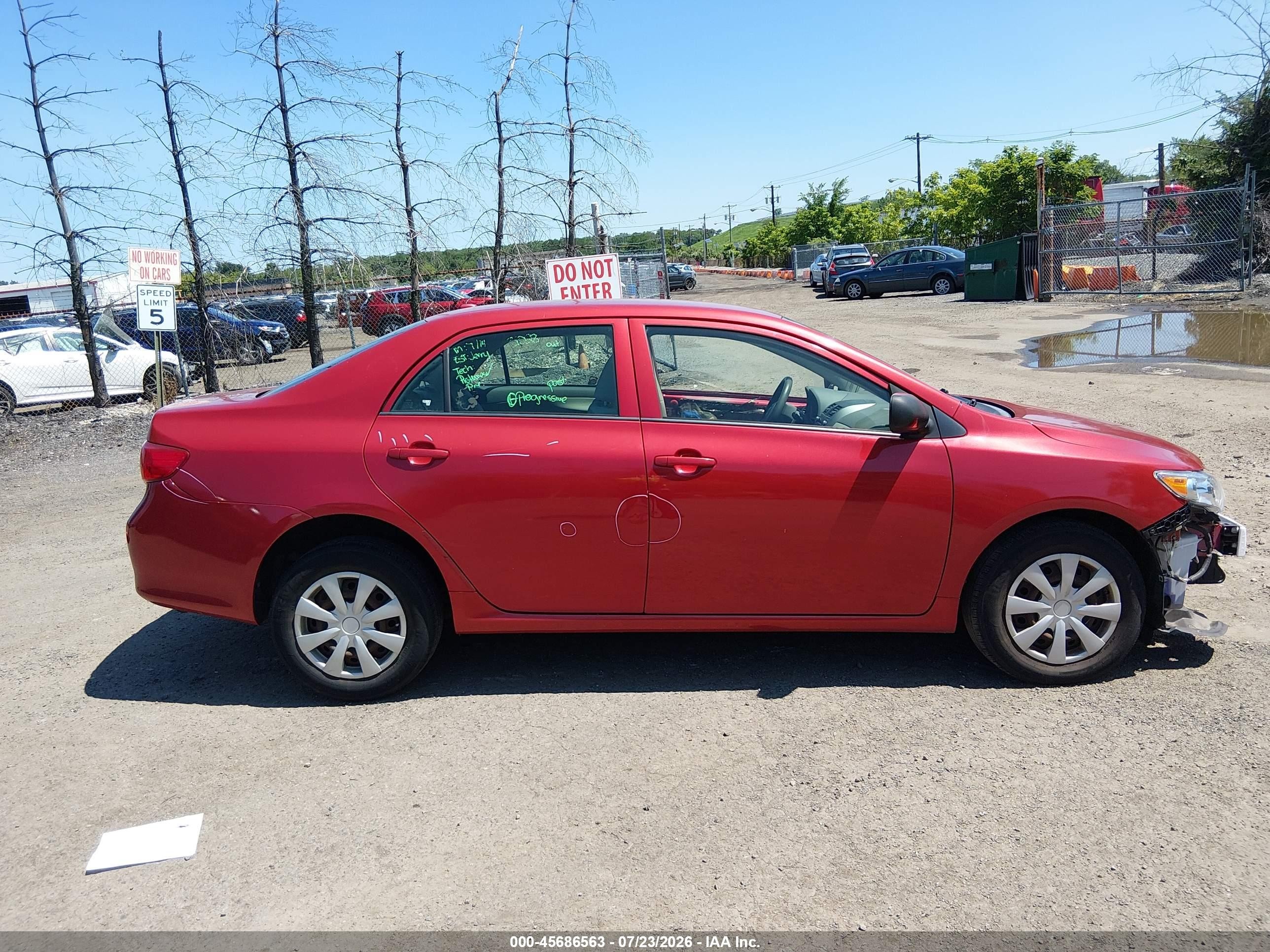 2010 Toyota Corolla Le Red vin: JTDBU4EE5AJ073708