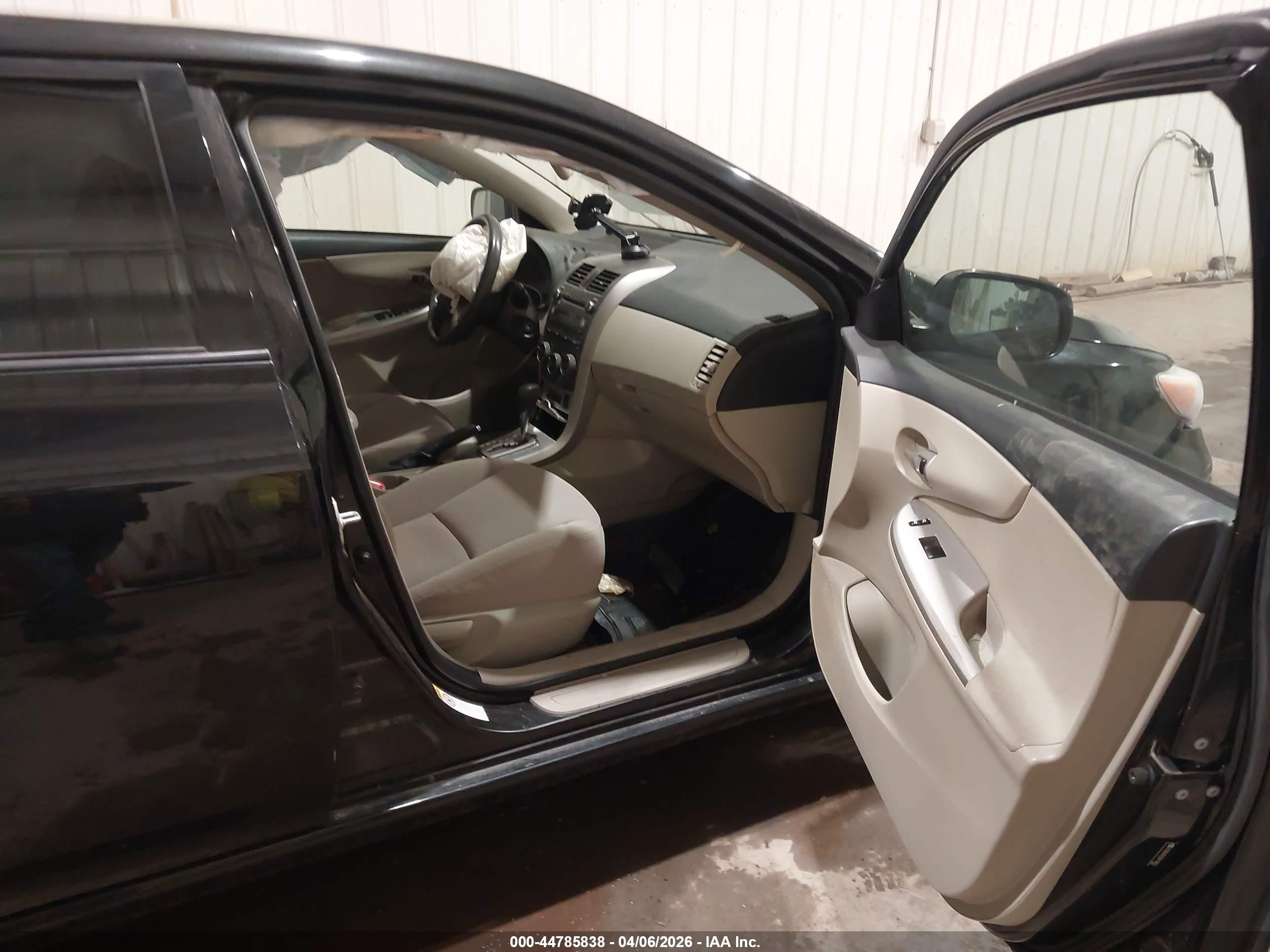 2011 Toyota Corolla Le Black vin: JTDBU4EE5B9138057