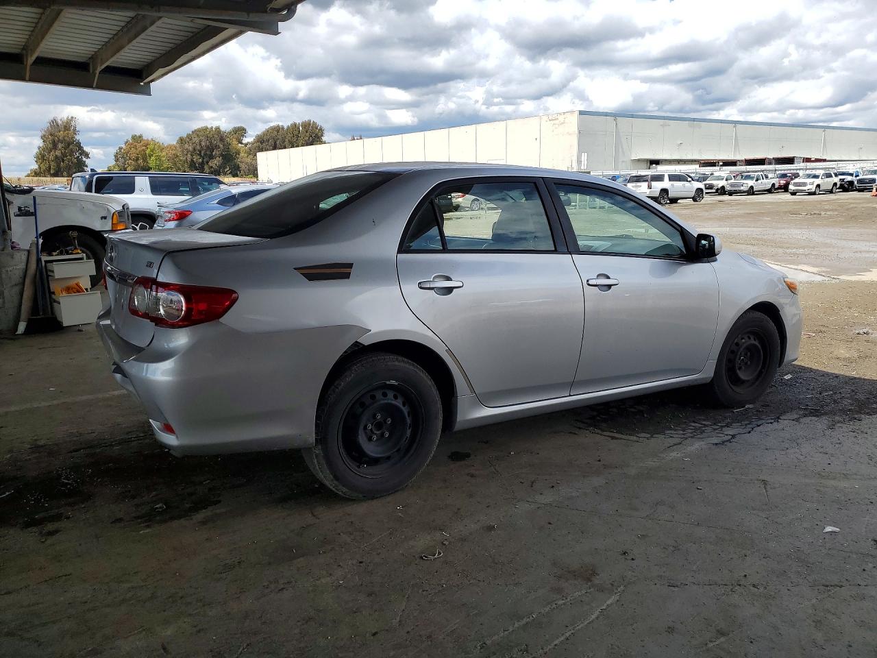 2011 Toyota Corolla Le Silver vin: JTDBU4EE5B9141718