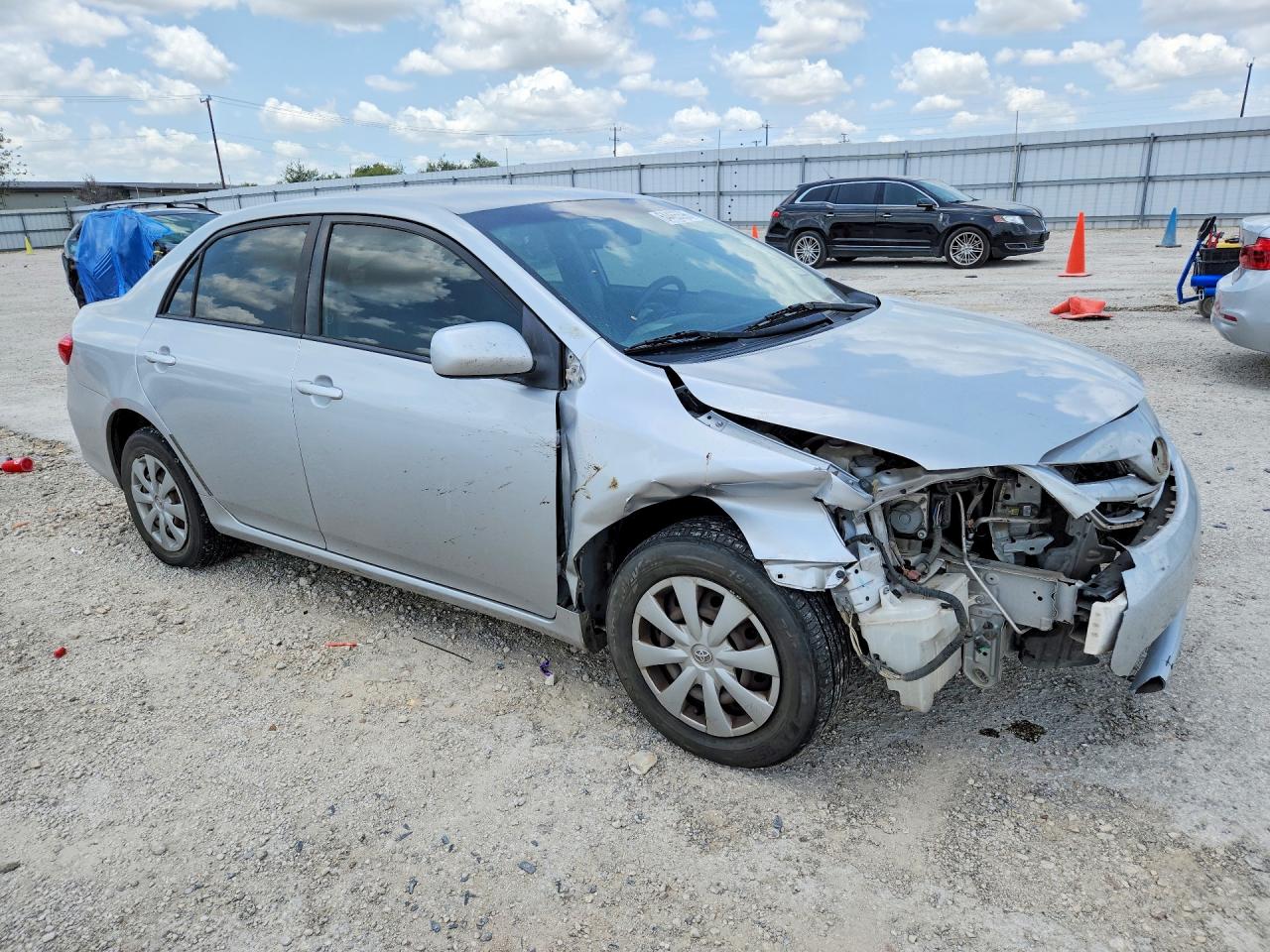 2011 Toyota Corolla Le Silver vin: JTDBU4EE5B9152623