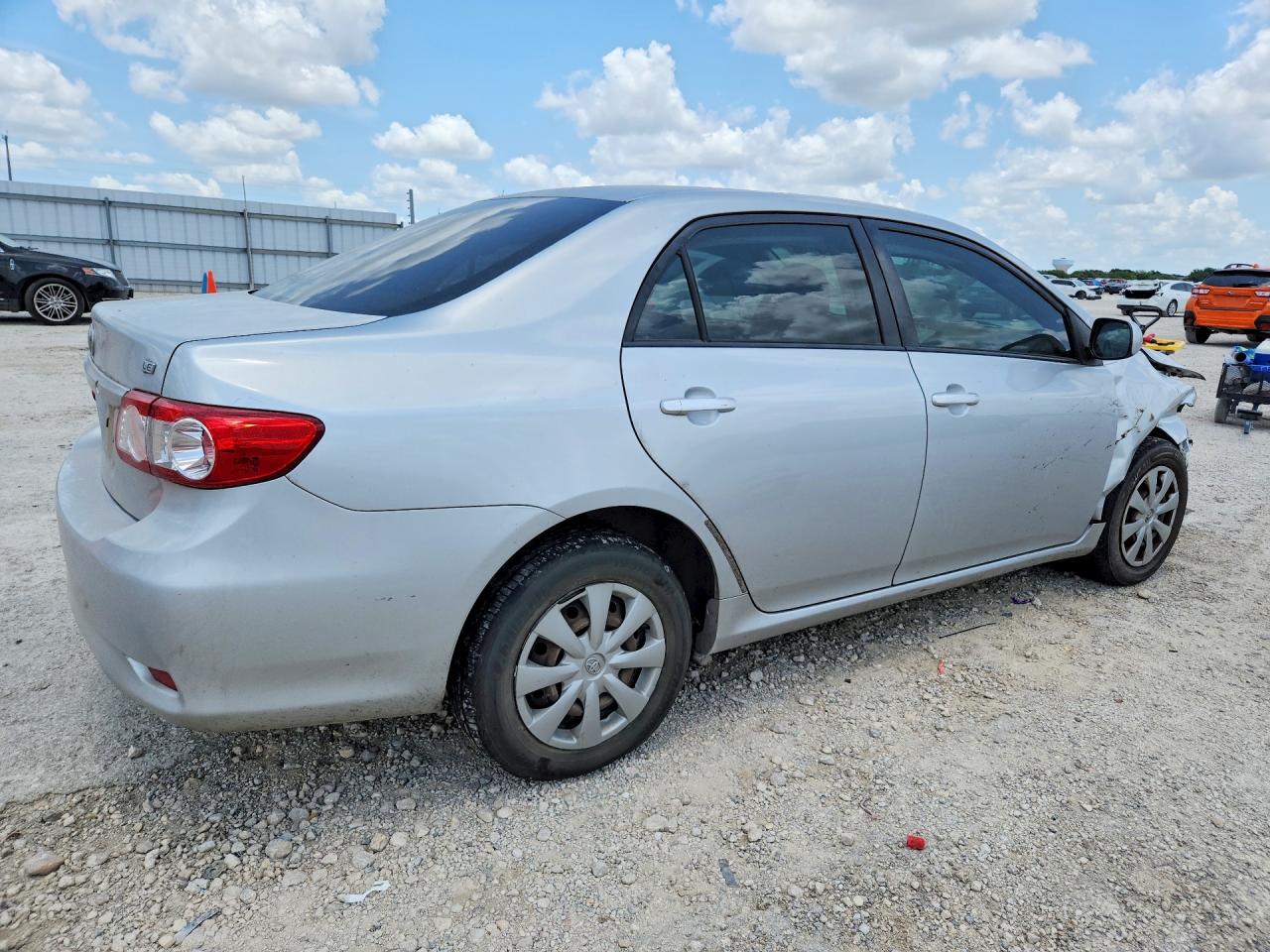 2011 Toyota Corolla Le Silver vin: JTDBU4EE5B9152623